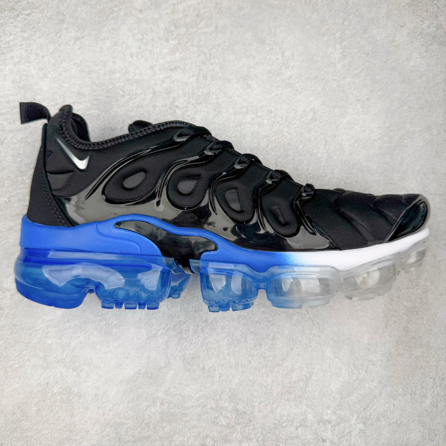 NK Vapormax Plus Air Rainbow 时尚运动拼接减震防滑轻便低帮大气垫跑步鞋 鞋面采用独特的波浪线条设计，其灵感来源于棕榈树叶，同时加载当年 Nike 推崇的缓震技术 Tuned Air，让其时至今日依然有自己独特的科技属性。据小编本人观察，在前两年还未兴起复古老爹鞋之前，这款跑鞋在国外街头的上脚频率相当之高，可见老外对其 “丑帅” 的设计情有独钟。尺码：36 36.5 37.5 38 38.5 39 40 40.5 41 42 42.5 43 44 44.5 45 46 47.5-选品中心