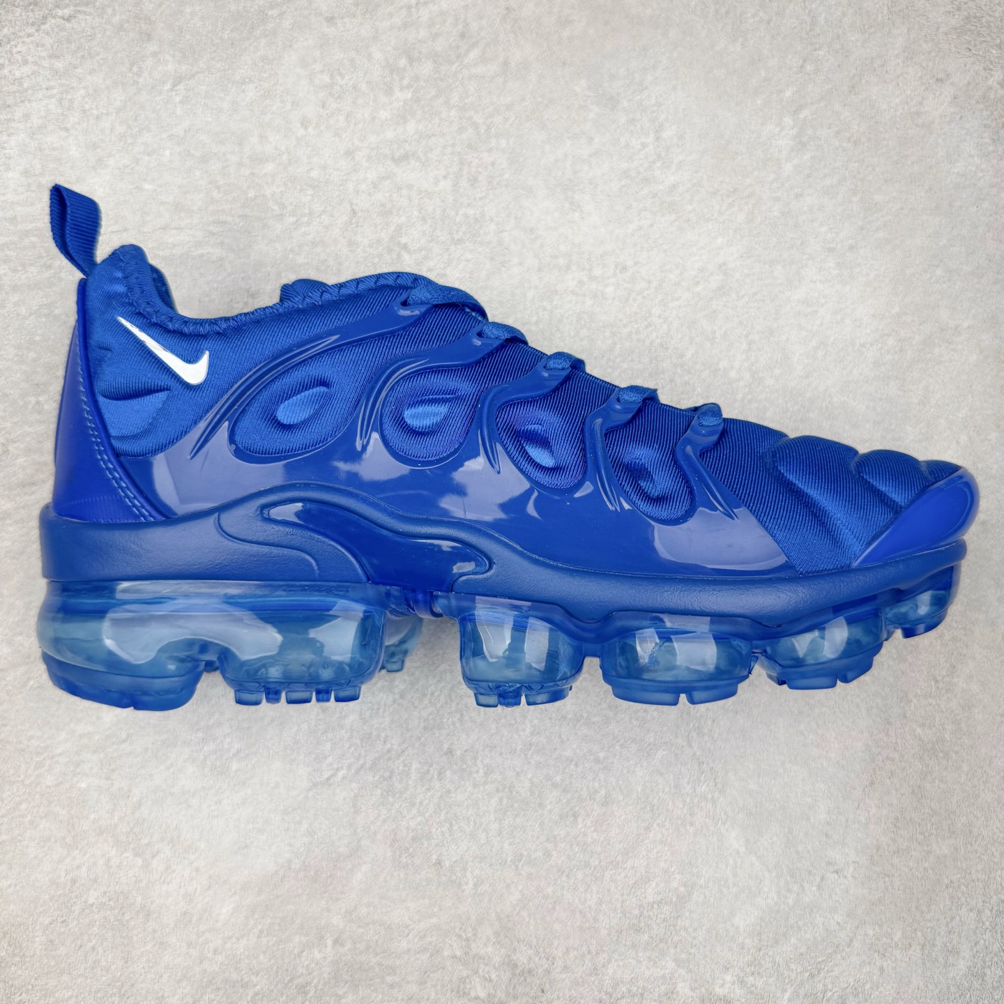 图片[2]-NK Vapormax Plus Air Rainbow 时尚运动拼接减震防滑轻便低帮大气垫跑步鞋 鞋面采用独特的波浪线条设计，其灵感来源于棕榈树叶，同时加载当年 Nike 推崇的缓震技术 Tuned Air，让其时至今日依然有自己独特的科技属性。据小编本人观察，在前两年还未兴起复古老爹鞋之前，这款跑鞋在国外街头的上脚频率相当之高，可见老外对其 “丑帅” 的设计情有独钟。尺码：36 36.5 37.5 38 38.5 39 40 40.5 41 42 42.5 43 44 44.5 45 46 47.5-选品中心