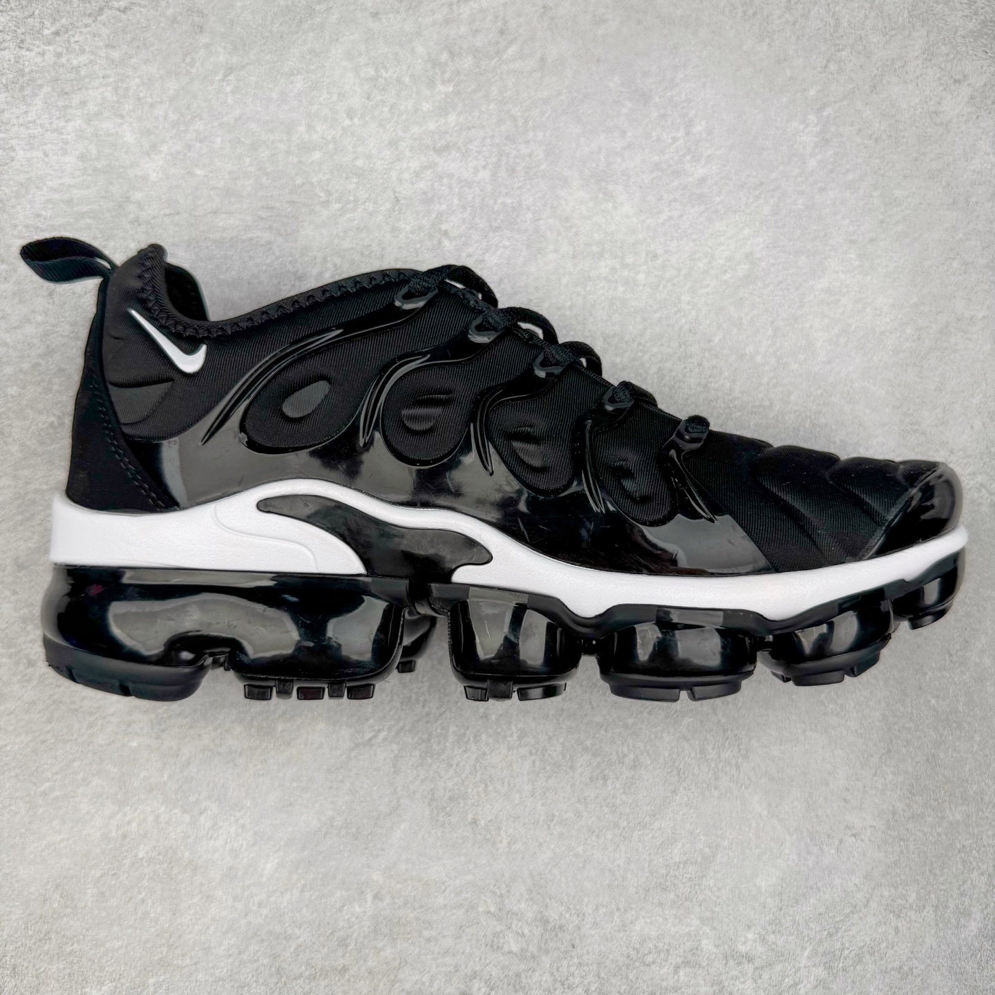 图片[6]-NK Vapormax Plus Air Rainbow 时尚运动拼接减震防滑轻便低帮大气垫跑步鞋 鞋面采用独特的波浪线条设计，其灵感来源于棕榈树叶，同时加载当年 Nike 推崇的缓震技术 Tuned Air，让其时至今日依然有自己独特的科技属性。据小编本人观察，在前两年还未兴起复古老爹鞋之前，这款跑鞋在国外街头的上脚频率相当之高，可见老外对其 “丑帅” 的设计情有独钟。尺码：36 36.5 37.5 38 38.5 39 40 40.5 41 42 42.5 43 44 44.5 45 46 47.5-选品中心