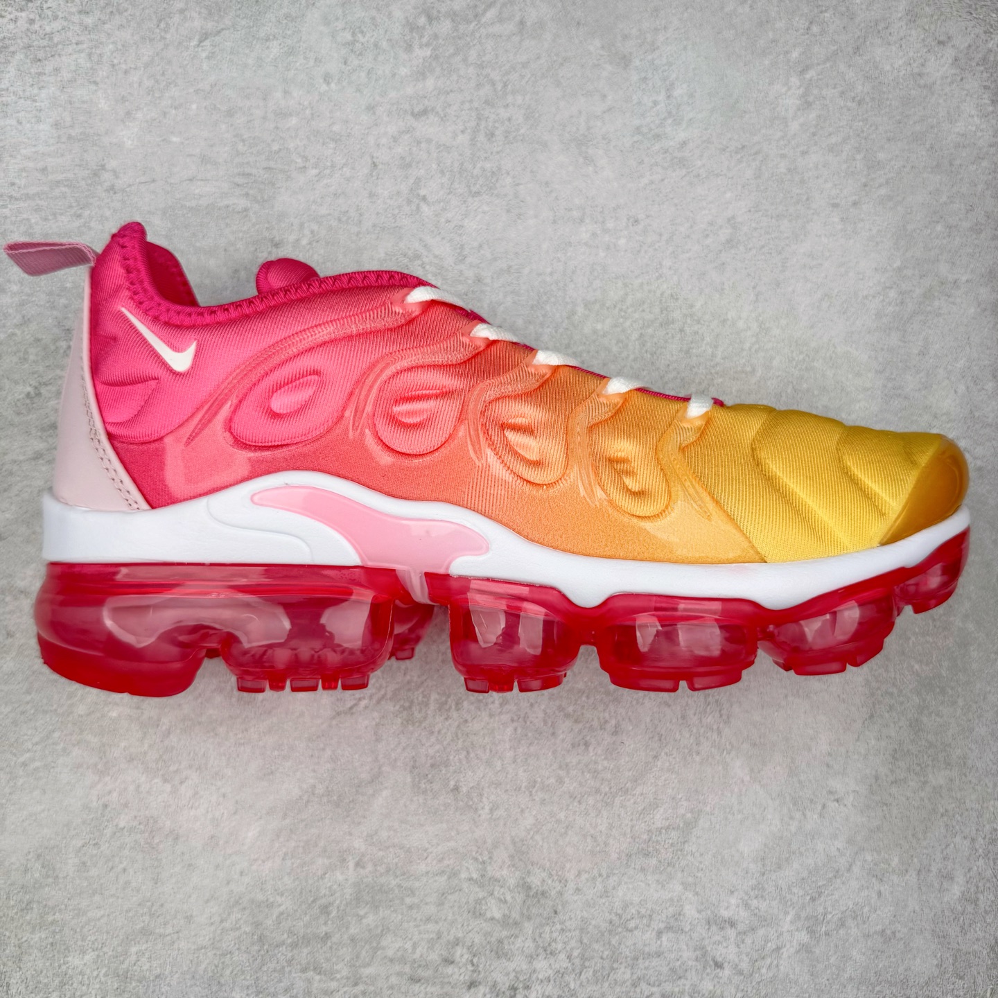 图片[3]-NK Vapormax Plus Air Rainbow 时尚运动拼接减震防滑轻便低帮大气垫跑步鞋 鞋面采用独特的波浪线条设计，其灵感来源于棕榈树叶，同时加载当年 Nike 推崇的缓震技术 Tuned Air，让其时至今日依然有自己独特的科技属性。据小编本人观察，在前两年还未兴起复古老爹鞋之前，这款跑鞋在国外街头的上脚频率相当之高，可见老外对其 “丑帅” 的设计情有独钟。尺码：36 36.5 37.5 38 38.5 39 40 40.5 41 42 42.5 43 44 44.5 45 46 47.5-选品中心