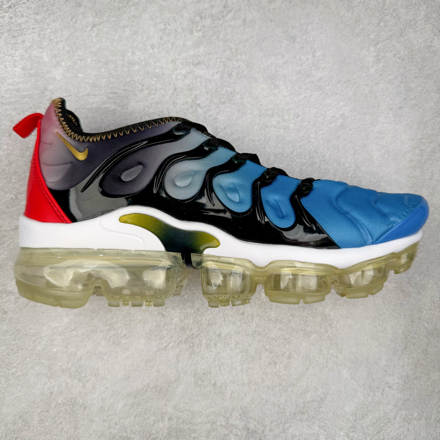 图片[4]-NK Vapormax Plus Air Rainbow 时尚运动拼接减震防滑轻便低帮大气垫跑步鞋 鞋面采用独特的波浪线条设计，其灵感来源于棕榈树叶，同时加载当年 Nike 推崇的缓震技术 Tuned Air，让其时至今日依然有自己独特的科技属性。据小编本人观察，在前两年还未兴起复古老爹鞋之前，这款跑鞋在国外街头的上脚频率相当之高，可见老外对其 “丑帅” 的设计情有独钟。尺码：36 36.5 37.5 38 38.5 39 40 40.5 41 42 42.5 43 44 44.5 45 46 47.5-选品中心