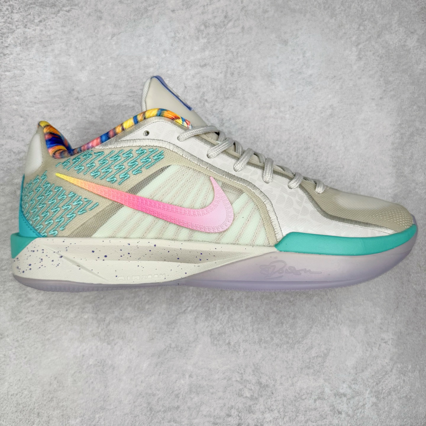 NK Sabrina 2 \’lonic\’ 萨布丽娜二代签名减震防滑低帮篮球鞋 FQ2174 灵感来自 lonescu 的罗马尼亚传统 在前掌和鞋眼处采用特殊图案 向传统的罗马尼亚艺术和建筑致敬 它配备了全掌 NK React 缓震系统 并在前脚掌处配备了 Zoom Air 气垫 大胆的任何人任何地方 信息嵌入中底 象征着 lonescu的竞争精神以及她相信梦想家可以来自任何地方 该鞋还包括带锁定中足束带系统 以帮助固定脚部 Sabrina 1 的这款产品采用光子粉尘、无烟煤色、紫红色梦幻、浅烟灰色和浅骨色配色方案 尺码：36 36.5 37.5 38 38.5 39 40 40.5 41 42 42.5 43 44 44.5 45 46-选品中心