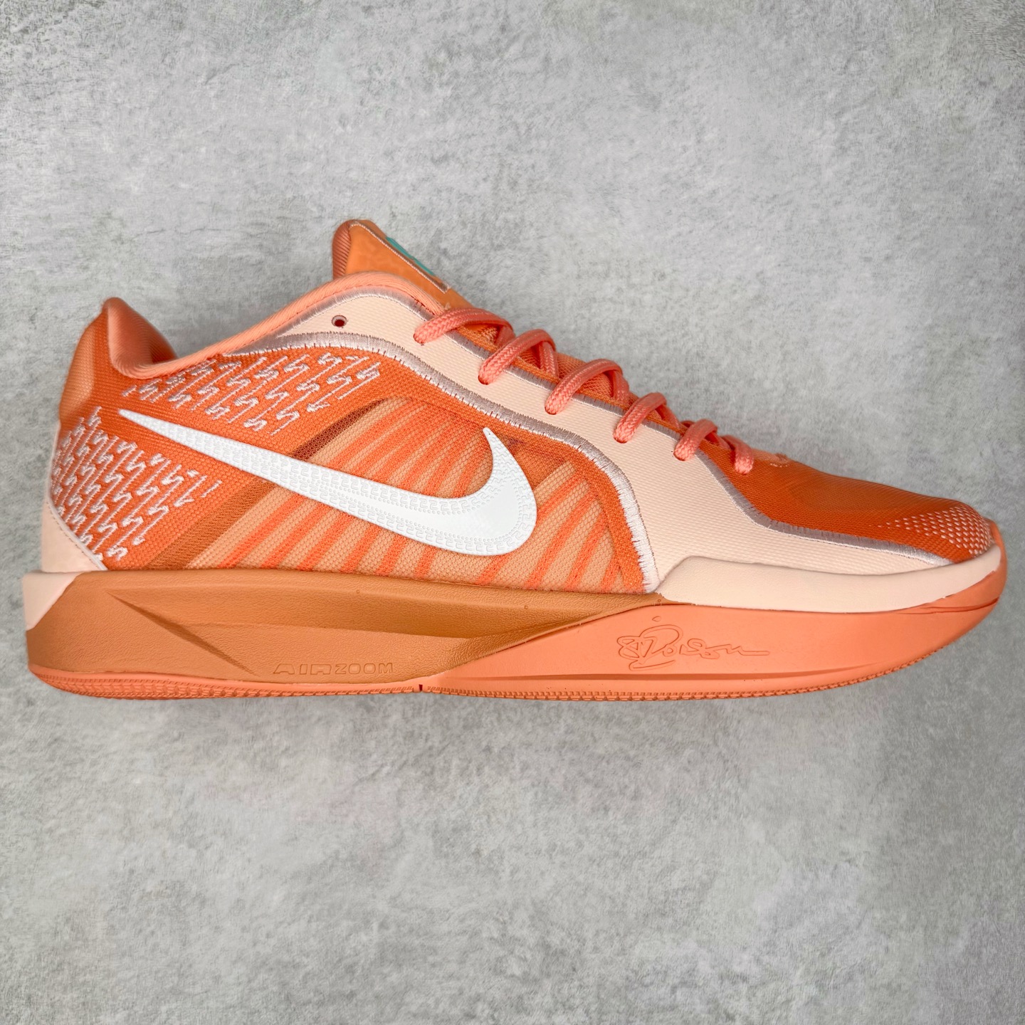 图片[2]-NK Sabrina 2 \’lonic\’ 萨布丽娜二代签名减震防滑低帮篮球鞋 FQ2174 灵感来自 lonescu 的罗马尼亚传统 在前掌和鞋眼处采用特殊图案 向传统的罗马尼亚艺术和建筑致敬 它配备了全掌 NK React 缓震系统 并在前脚掌处配备了 Zoom Air 气垫 大胆的任何人任何地方 信息嵌入中底 象征着 lonescu的竞争精神以及她相信梦想家可以来自任何地方 该鞋还包括带锁定中足束带系统 以帮助固定脚部 Sabrina 1 的这款产品采用光子粉尘、无烟煤色、紫红色梦幻、浅烟灰色和浅骨色配色方案 尺码：36 36.5 37.5 38 38.5 39 40 40.5 41 42 42.5 43 44 44.5 45 46-选品中心