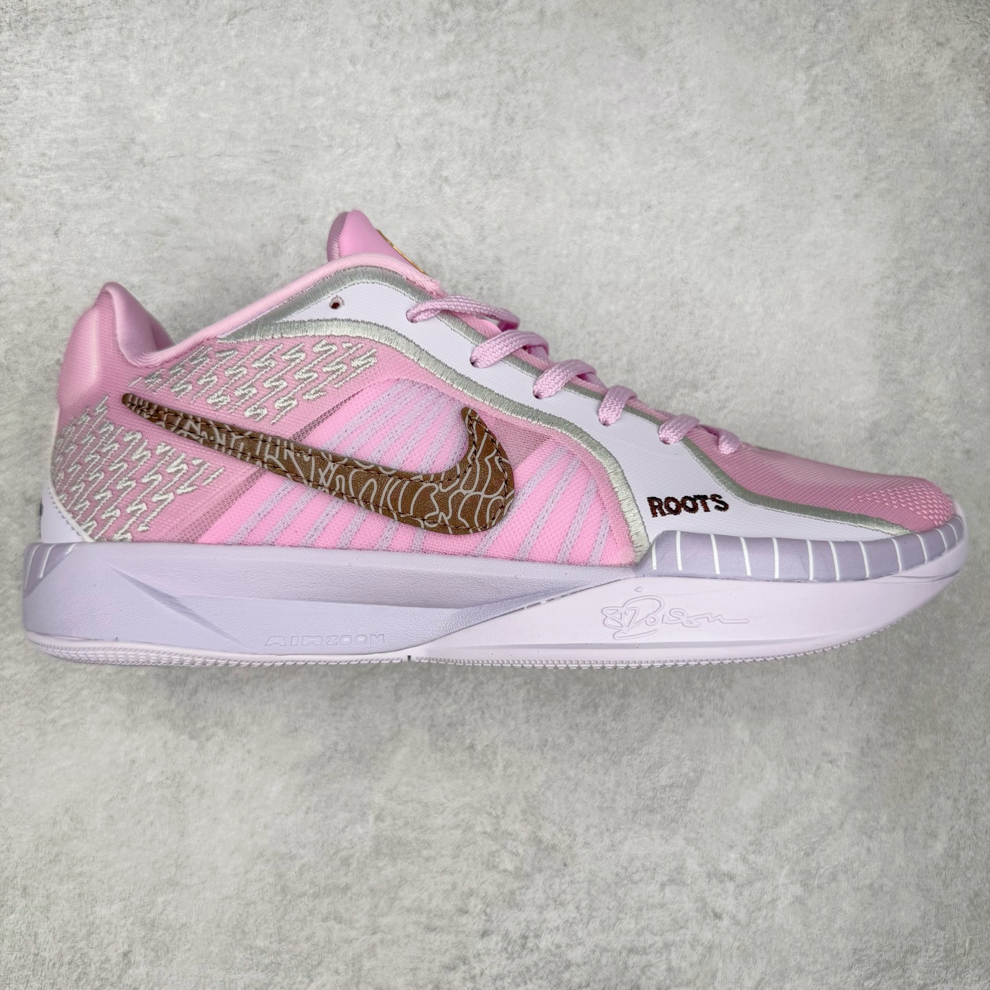 图片[7]-NK Sabrina 2 \’lonic\’ 萨布丽娜二代签名减震防滑低帮篮球鞋 FQ2174 灵感来自 lonescu 的罗马尼亚传统 在前掌和鞋眼处采用特殊图案 向传统的罗马尼亚艺术和建筑致敬 它配备了全掌 NK React 缓震系统 并在前脚掌处配备了 Zoom Air 气垫 大胆的任何人任何地方 信息嵌入中底 象征着 lonescu的竞争精神以及她相信梦想家可以来自任何地方 该鞋还包括带锁定中足束带系统 以帮助固定脚部 Sabrina 1 的这款产品采用光子粉尘、无烟煤色、紫红色梦幻、浅烟灰色和浅骨色配色方案 尺码：36 36.5 37.5 38 38.5 39 40 40.5 41 42 42.5 43 44 44.5 45 46-选品中心