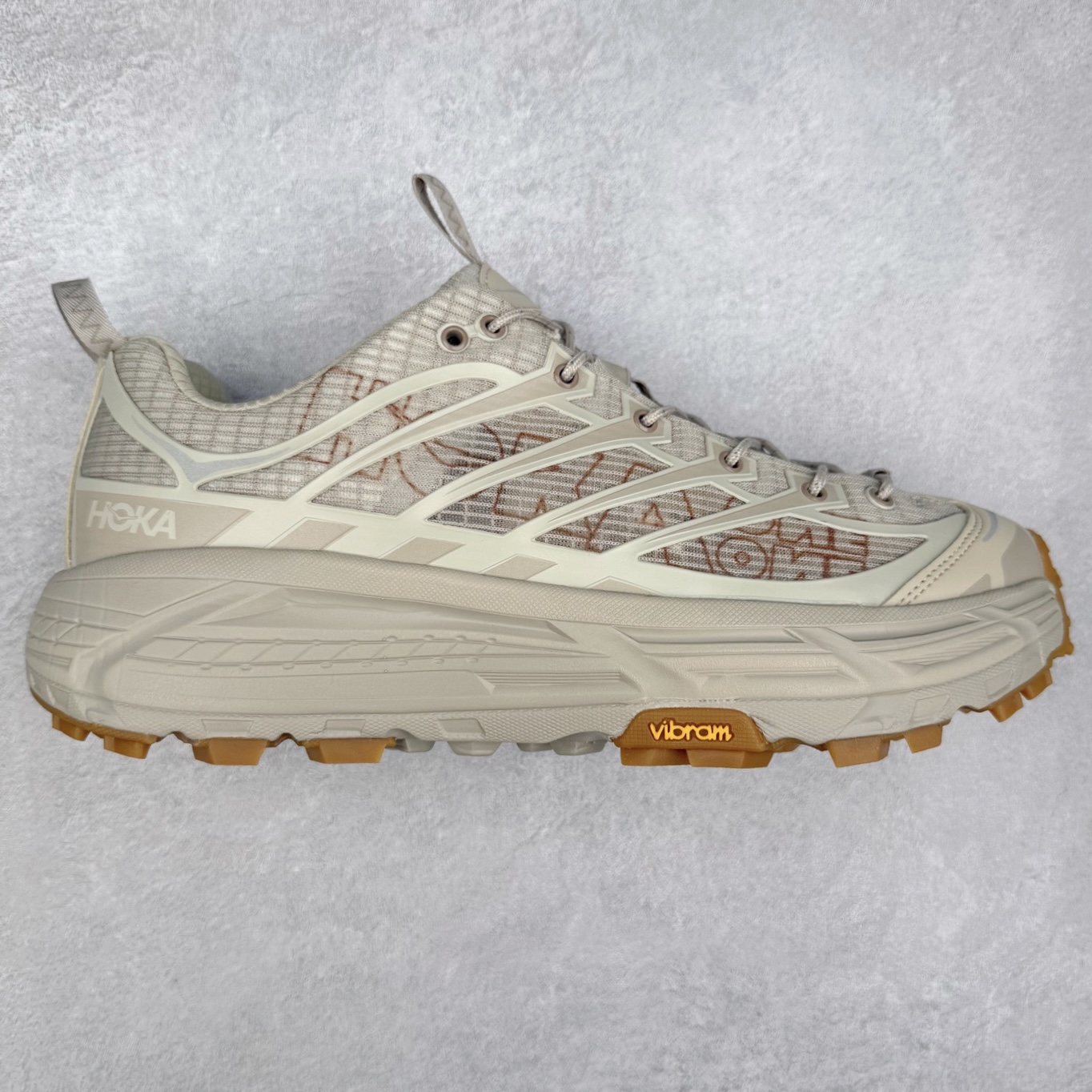 HOKA ONE ONE Mafate Speed 3 Low 玛法特3代系列低帮轻量户外越野休闲运动慢跑鞋 HOKA ONE ONE 最近推出了一个胶囊系列 Origin Story 这个系列里的 Mafate Speed 2 可以说让我日思夜想有一阵子了 最近终于拔草 让我来分享一下这双也是上脚赞到爆的越野跑鞋吧 以阿尔卑斯山脉作为主题将亮黄色与蓝色调覆盖在这经典轮廓之上 配色的呈现效果相当亮眼 以至于很多人买这个配色是用来日常搭配的 鞋面采用超轻的无缝架构 轻薄的TPU贴在透气的鞋面材料上 减轻重量同时也保证了支撑性 鞋底则采用滚动平衡技术 引导跑者回归自然步态 祖传的神奇EVA材质中底依旧是一如既往地表现优秀 能提供充足的缓震 作为HOKA家的越野跑鞋 VIBRAM 橡胶大底也是必不可少的 即便在复杂湿滑的地形 依旧能有良好的抓地力及稳定性 鞋带采用了弹性不易松脱的扁宽弹性鞋带 前掌与中掌部分也进行了加宽 也更加适合亚洲人的脚型 是一款十分全面且足够强悍的户外硬核越野鞋 而这双极其亮眼的越野跑鞋恰好又是在江山一百中参赛的UTMB冠军 Ludovic POMMERET 夺冠时穿着的战靴 这就让它变得更加有吸引力了 用来日常搭配的话短裤是基本不挑 长裤我个人推荐阔腿裤 工装裤以及各种长筒牛仔裤都可以 尺码：36 36.5 37.5 38 38.5 39 40 40.5 41 42 42.5 43 44 44.5 45-选品中心