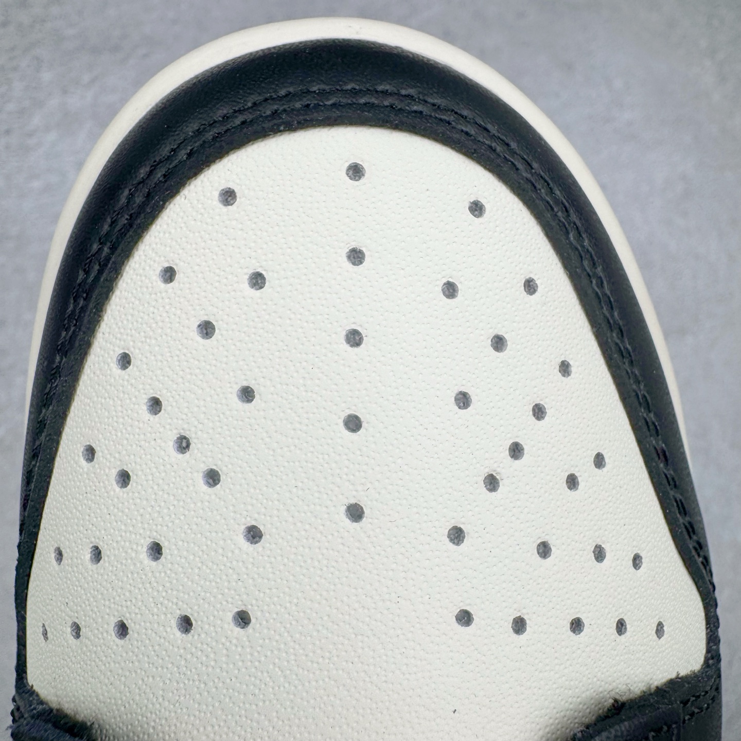 图片[14]-＃YC纯原 NK Dunk Low 莓莓奶茶 DD1391-100 当莓果粉跃上经典黑白廓形，以沉稳黑为主调打底，点缀柔润米白，如奶茶杯缘绵密的奶盖，柔化撞色冲击，增添高级暖意。柔嫩粉红Swoosh 跃然而出，迸发少女系活力，甜蜜值瞬间拉满！今日穿搭的满分解法，便藏在足尖这抹温柔暴击里。可踩晨光通勤，亦可踏晚风约会。定制系列天花板 无原鞋不开发 全系列得物原鞋一比一校对开发 配色持续更新中 终端对接 优势输出 全套原厂楦头原纸板数据档案倾力打造 原汁原味莞产 极致还原 圈内最强针车工艺 高端零售指定版 广东原厂配套原盒原标 鞋盒分三个尺码段 原厂冲刀 超高清洁度 全鞋零毛边皮料切割 采用原厂百宏鞋带以及原厂百宏织唛舌标 内标可供原厂几率过验 进口原装条纹中底布 四线拉帮白色点胶 原厂拉帮手法遵循公司 原厂电绣 极致还原 尺码：36 36.5 37.5 38 38.5 39 40 40.5 41 42 42.5 43 44 44.5 45 46-选品中心