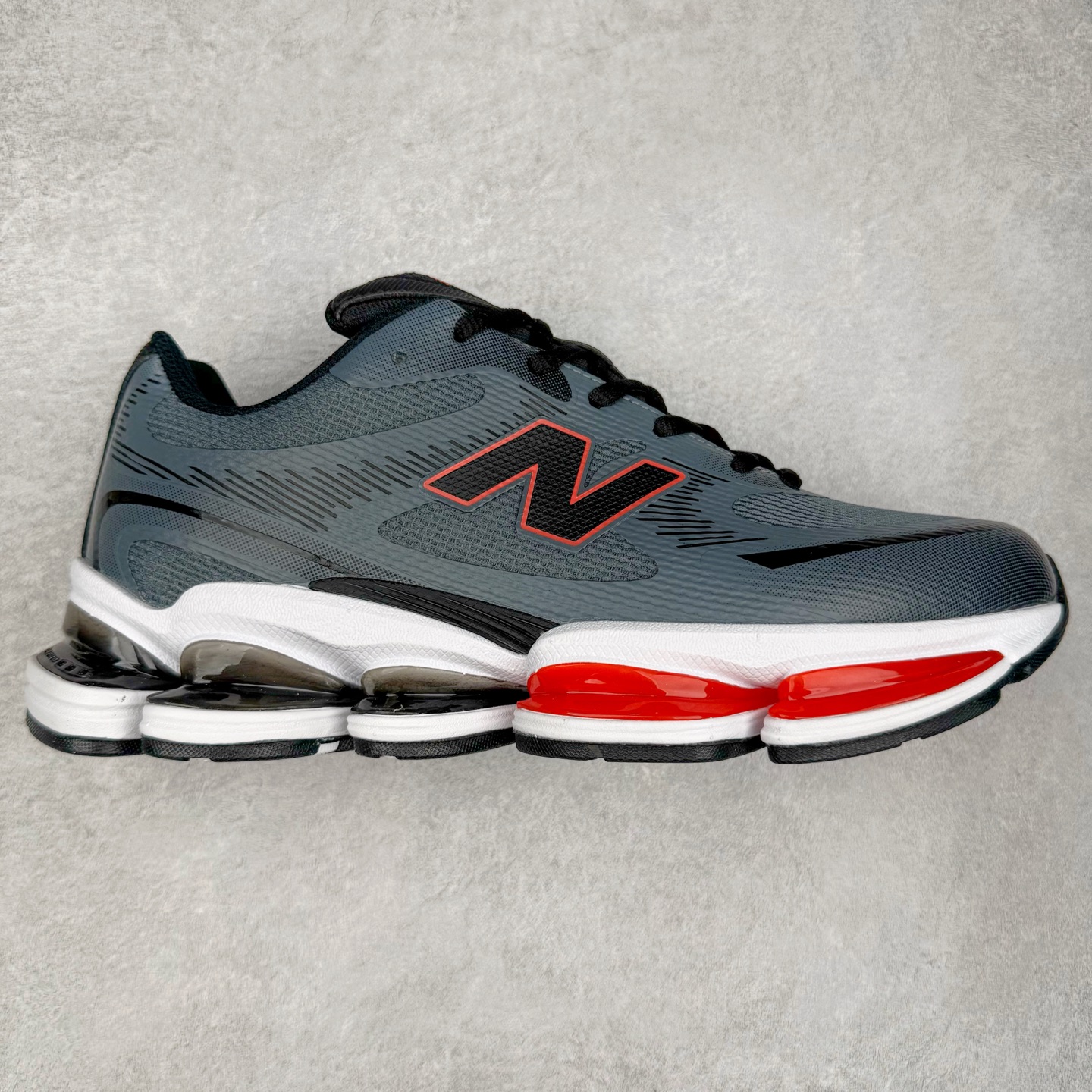 New Balance NB2000 舒适百搭防滑耐磨低帮 休闲跑步鞋 New Balance 在近两年的球鞋市场屡出奇招，在经典鞋型保持进一步增长的同时，推出的每一款新鞋型也都有傲人的战绩。在 327、9060 等鞋型获得成功之后，今天 New Balance 家族又迎来了新鲜血液的注入。这双 New Balance 2000 依然是融合了新旧元素的跑鞋造型，命名为 2000，或许是它的设计理念有着 Y2K 的血统。最大的亮点，在于这双鞋的中底。外侧以五个 ABZORB 单元，带来极具辨识度和冲击力的视觉效果，让这双鞋在外观和脚感方面都颇具吸引力。尺码：36 37 37.5 38 38.5 39 40 40.5 41 42 42.5 43 44 45 46-选品中心