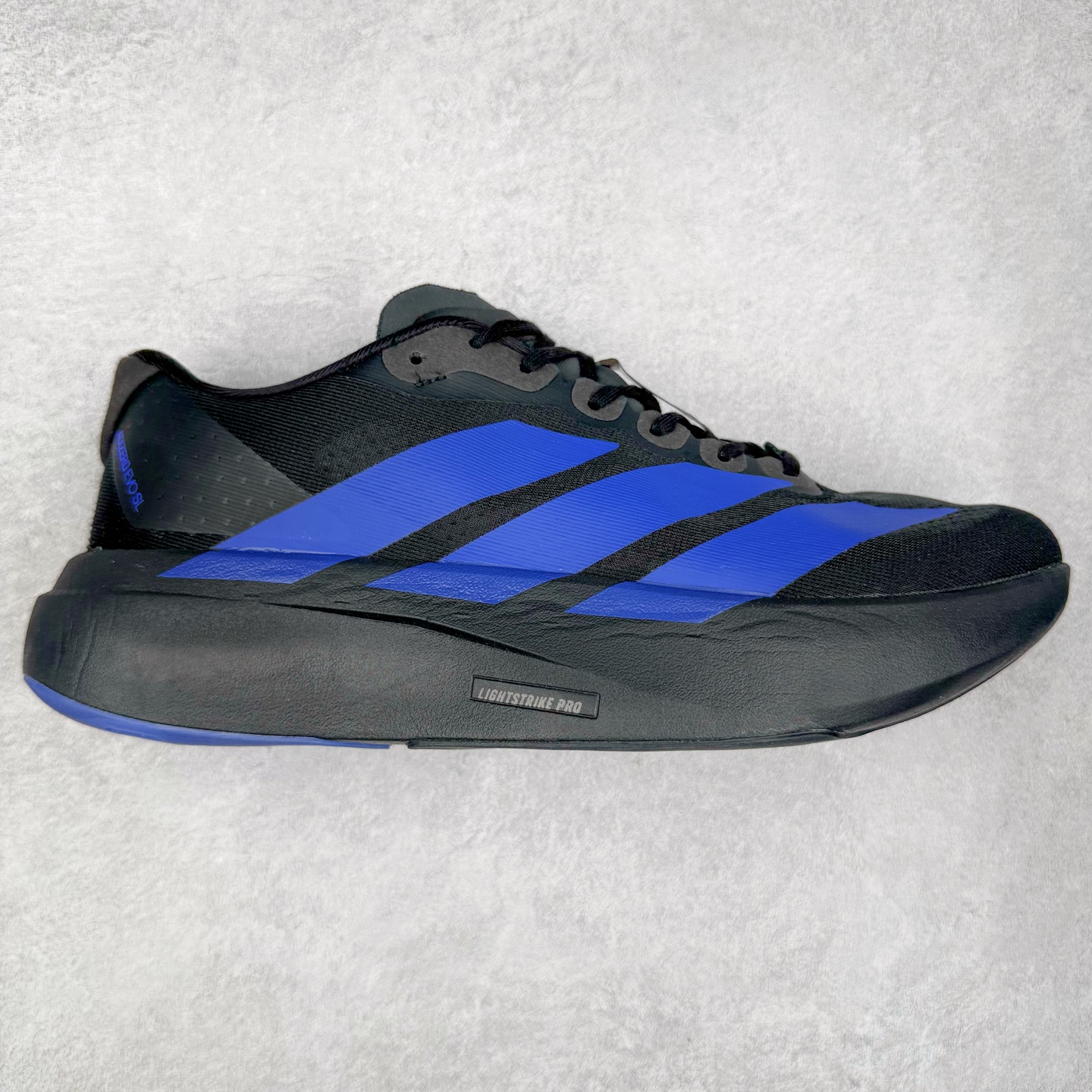 AD Adizero EVO SL 马拉松竞速专业跑鞋 JR5836 CELERMESH针织网面非常轻薄 纤维间的缝隙很大 可以保证跑步时的透气、排汗效果 鞋舌直接与两侧的内衬和鞋底连接在一起 在跑步过程中不会被鞋舌的左右移动所困扰 在标准鞋带孔的基础上再拓宽一组鞋带孔 适合不同脚型的需求 突破性 EnergyRods 技术，有助于跑者实现更好的成绩 中底独特的LIGHTSTRIKE PRO泡棉材质 微弹感觉在跑步过程中给予了良好的支撑体验 对于顶级精英和高水平进阶跑者来说 ADIOS PRO是一双值得信赖的竞速比赛用鞋 尺码：36 36.5 37.5 38 38.5 39 40 40.5 41 42 42.5 43 44 44.5 45-选品中心