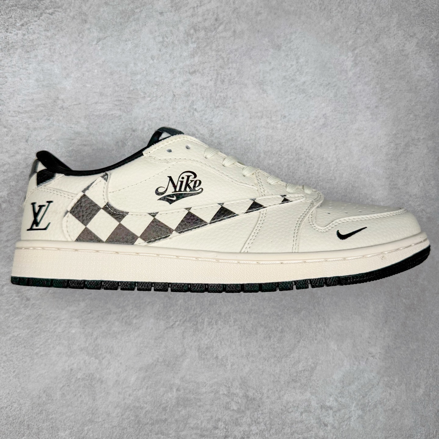 TS x Air Jordan AJ1 Low 倒钩低帮联名定制配色 LD2028-040 原厂内置气垫魔块 A模大底 头层小牛皮 鞋舌AJ原厂专用牛津布+AJ专用反口珍珠布+原厂无杂质高弹内里海棉+特殊封边弹力鞋带 实拍调校N版已经零色差零失真 百分百还原实物色彩所见即所得 不存在货不对板色差等低级问题 选购参考实物拍摄 不混卖不参货 只用心做好货严格选品 承诺混一赔十 尺码：36 36.5 37.5 38 38.5 39 40 40.5 41 42 42.5 43 44 44.5 45-选品中心