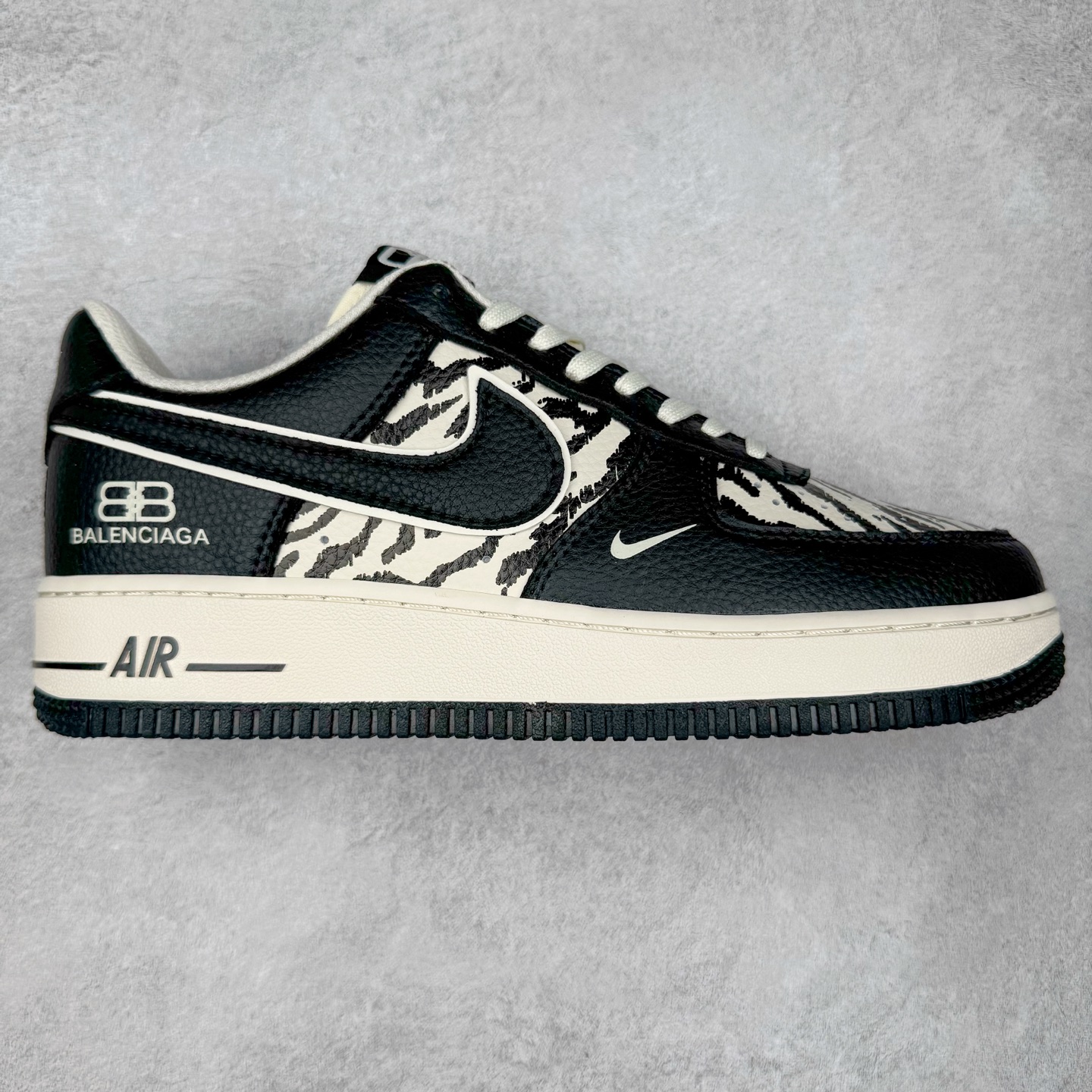 NK Air Force 1´07 Low 空军一号低帮百搭休闲运动板鞋 HJ3318-004 柔软、弹性十足的缓震性能和出色的中底设计 横跨复古与现代的外型结合 造就出风靡全球 三十多年的Force 1 直到今天还深受青睐 实拍调校N版已经零色差零失真 百分百还原实物色彩所见即所得 不存在货不对板色差等低级问题 选购参考实物拍摄 不混卖不参货 只用心做好货严格选品 承诺混一赔十 尺码：36 36.5 37.5 38 38.5 39 40 40.5 41 42 42.5 43 44 44.5 45-选品中心