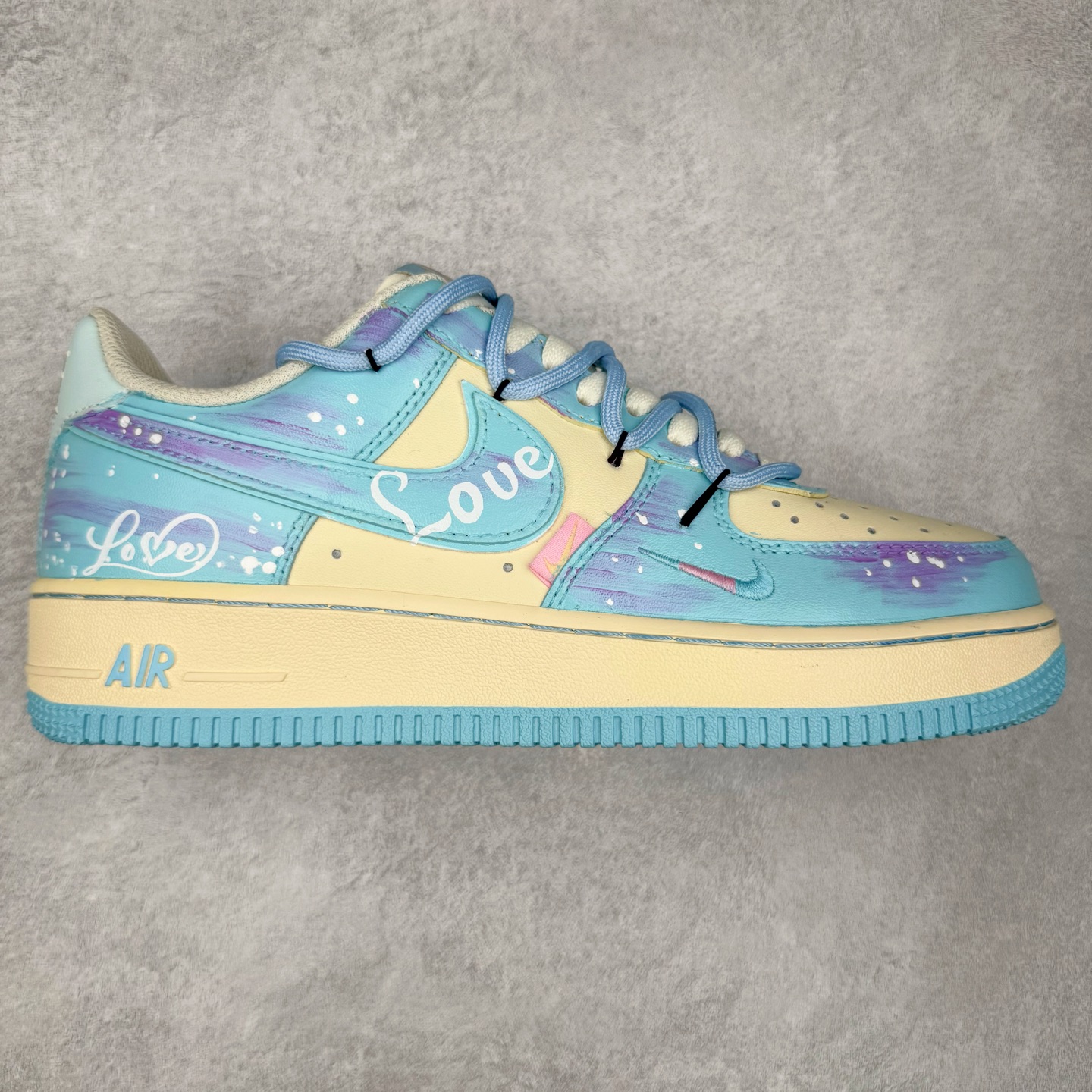 NK Air Force 1´07 Low 空军一号低帮百搭休闲运动板鞋 XL2332-555 柔软、弹性十足的缓震性能和出色的中底设计 横跨复古与现代的外型结合 造就出风靡全球 三十多年的Force 1 直到今天还深受青睐 实拍调校N版已经零色差零失真 百分百还原实物色彩所见即所得 不存在货不对板色差等低级问题 选购参考实物拍摄 不混卖不参货 只用心做好货严格选品 承诺混一赔十 尺码：36 36.5 37.5 38 38.5 39 40 40.5 41 42 42.5 43 44 44.5 45-选品中心
