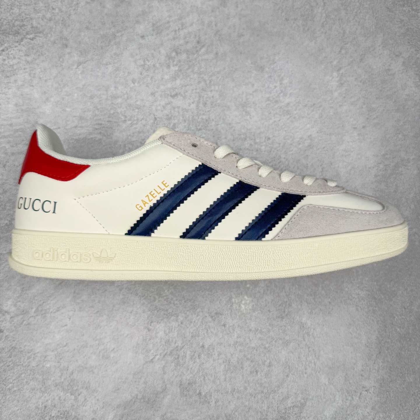 ＃C2 AD Gazelle Indoor Trainers 羚羊内训系列低帮复古百搭休闲运动德训风板鞋 DM1234-012 90年代经典的复刻版！自60年代以足球训练鞋面世以来,Gazelle就以其经典设计席卷全球。1991年版本的复刻,再造经典Gazelle。采用皮革打造,搭配浊色细节,让这款经典更加简约。尺码：36 36⅔ 37⅓ 38 38⅔ 39⅓ 40 40⅔ 41⅓ 42 42⅔ 43⅓ 44⅓ 44⅔ 45-选品中心