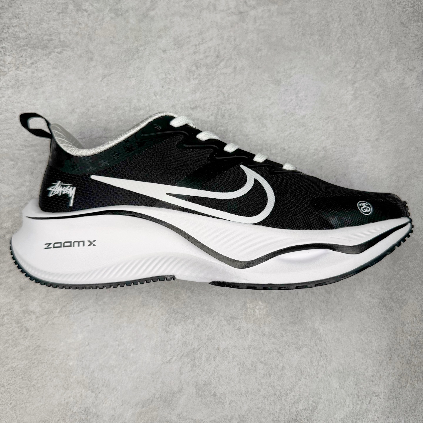 NK Zoom Pegasus Plus 超级飞马涡轮增压马拉松慢跑鞋 CK4318-149 在设计上延续了原版鞋款的经典风格，向 Pegasus Turbo 致敬。鞋面采用 Flyknit 材质，巧妙地在不同区域实现紧密与松散的编织结合。标志性的尼龙中部条纹与原版 Turbo 设计呼应。原有的 Flywire 被内部毡织带替代。鞋领的衬垫和鞋跟支撑则为鞋面增添了完善的细节。与以往的 Turbo 型号采用双层泡沫不同，Pegasus Plus 使用了一体式 ZoomX 中底。鞋跟厚度为 35 毫米，前掌为 25 毫米，形成 10 毫米的落差，外底覆盖了大量橡胶，而 ZoomX 外露的部分也十分显眼。尺码：36 36.5 37.5 38 38.5 39 40 40.5 41 42 42.5 43 44 44.5 45-选品中心