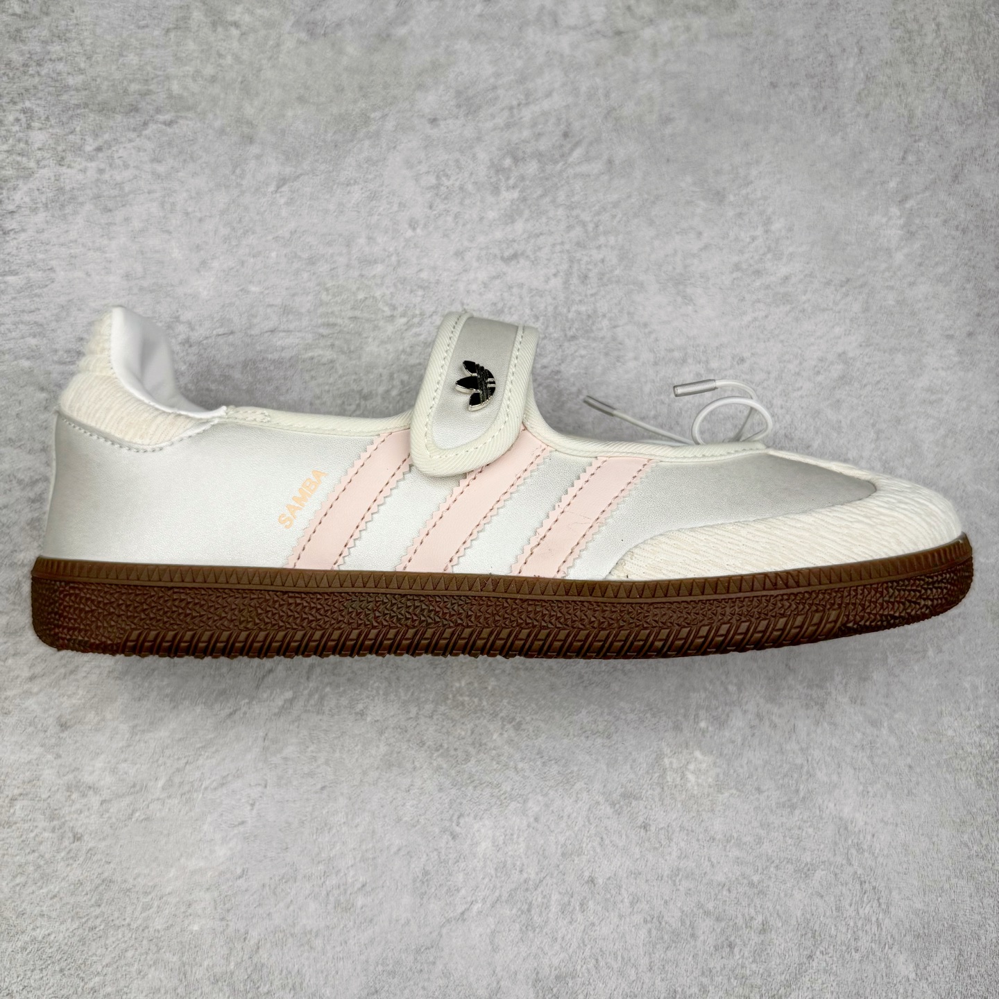 AD Original Samba OG 复古经典轻便板鞋 JR4482 这款桑巴鞋展示了高质量的工艺 带有装饰的超锁缝制和无缝的手感 柔软、柔软的皮革造型和标志性的3条纹完成了精致的外观 正规合身鞋带 鞋面上有绒面鞋垫 橡胶鞋底 享受正畸套筒软感 自50年代首次亮相以来就一直在赢得粉丝的青睐 尺码：36 36.5 37.5 38 38.5 39 40 40.5 41 42 42.5 43 44 44.5 45-选品中心