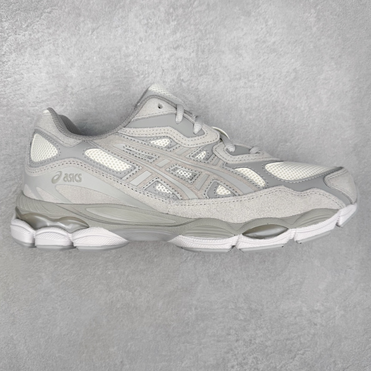 ＃ZC总裁 Asics GEL-NYC 亚瑟士防滑耐磨透气低帮运动休闲鞋 GEL-NYC™ 运动鞋的灵感源自传统和现代高性能跑步风格 其鞋面结构参考了 2000 年代初的 GEL-NIMBUS™ 3 鞋 并将其与 MC-PLUS V 设计中的各种装饰融为一体 该工装通过使用 GEL-CUMULUS® 16 鞋的工装系统来对比鞋面的复古风格 通过轻质泡沫和 GEL® 技术嵌入物的结合 这种中底结构有助于创造先进的脚底舒适度 尺码：36 37 37.5 38 39 40.5 41.5 42 42.5 43.5 44 45 46.5 47-选品中心