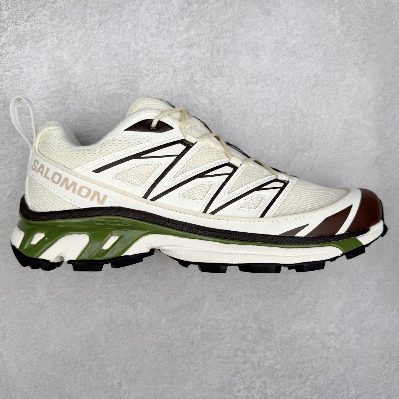 ＃绿X Salomon XT-6 萨洛蒙复古潮流户外机能登山跑鞋 纯黑 417413 纯原外贸平台特供订单 耗时半年巨作 全套原纸板楦头开发 原厂特供网布配套加持 确保原汁原味 完美呈现版型 原档数据独家私模五层组合大底 男女鞋同步官方开发至46.5 原装Ortholite轻量化鞋垫 中底布带钢印编号 原厂TPU锁扣 进口港宝加持 后跟自然饱满 还原公司包裹性 鞋面以“锯齿”状的包裹系统呈现 在基色底之下加入了各种色点缀 将公司的最新技术和时尚前卫的造型融入耐用的长跑款式中 鞋面由 TPU 薄膜制成 并焊接在高耐磨网眼上 使其既时尚又坚固 由 ACS底盘支撑 可增强稳定性和支撑力 以及由橡胶凸耳 Contragrip外底覆盖的 EVA 缓冲中底 旨在应对崎岖的地形 鞋舌上的彩色Salomon 标签、Quicklace 系统以及鞋头、鞋舌和鞋跟上的附加品牌使细节更加完美 让穿着者可以轻松驾驭户外与通勤下的任何运动生活场景 无缝鞋身户外随意纵横 颜值与脚感兼备 出街通勤 绝对非常吸睛 你值得拥有 尺码：36 36.5 37.5 38 38.5 39 40 40.5 41 42 42.5 43 44 44.5 45 46 46.5 注意：偏小1码-选品中心