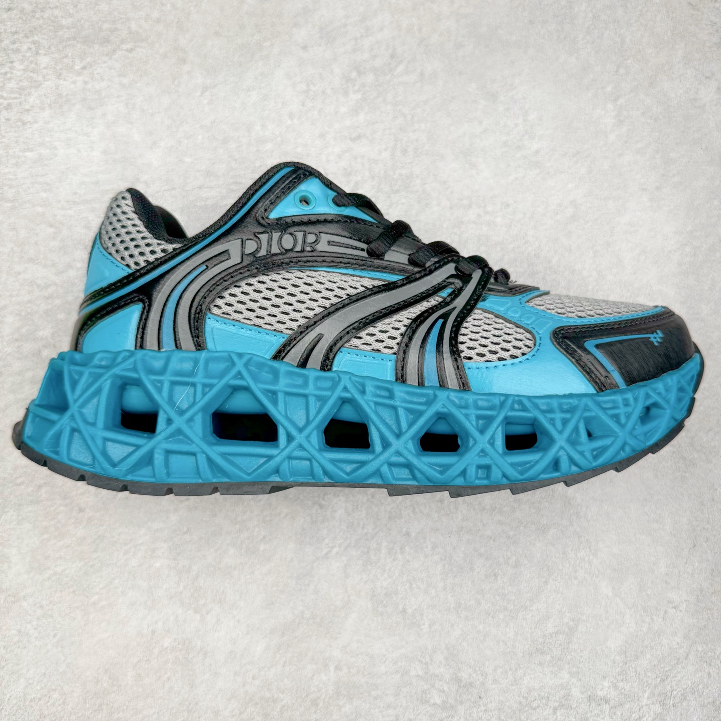 Dior x Kaws迪奥 联名款B35胶囊系列 镂空 网面 原版购入开发 做货 这款名为B35 NXT 的新款运动鞋，采用了 3D打印技术制成镂空式鞋底，鞋身部分则是十分契合当下审美的老爹鞋样式网面拼接与流畅线条布局，将复古千禧感与现代科技感浑然融为一体；且从当前已曝光的版本来看，这双新鞋款还提供了亮色系、暗色系，以及复古低饱和色系等不同风格配色方案选择，在不同风格造型中都有着十分不俗的兼容性。将前沿科技与复古审美相结合的鞋履新作 配送专柜精美包装🛍📦 ▪面料： 原版定制进口网面+科技面料 ▪内里：定制进口透气网里 ▪鞋底：原版开模防滑橡胶材质 ▪底厚：6CM ▪尺码： 35-45-选品中心