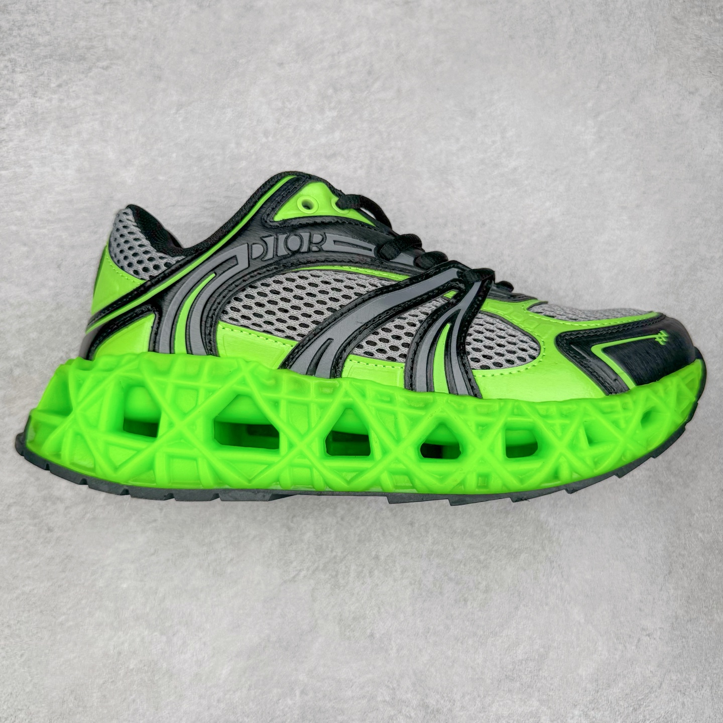 Dior x Kaws迪奥 联名款B35胶囊系列 镂空 网面 原版购入开发 做货 这款名为B35 NXT 的新款运动鞋，采用了 3D打印技术制成镂空式鞋底，鞋身部分则是十分契合当下审美的老爹鞋样式网面拼接与流畅线条布局，将复古千禧感与现代科技感浑然融为一体；且从当前已曝光的版本来看，这双新鞋款还提供了亮色系、暗色系，以及复古低饱和色系等不同风格配色方案选择，在不同风格造型中都有着十分不俗的兼容性。将前沿科技与复古审美相结合的鞋履新作 配送专柜精美包装🛍📦 ▪面料： 原版定制进口网面+科技面料 ▪内里：定制进口透气网里 ▪鞋底：原版开模防滑橡胶材质 ▪底厚：6CM ▪尺码： 35-45-选品中心