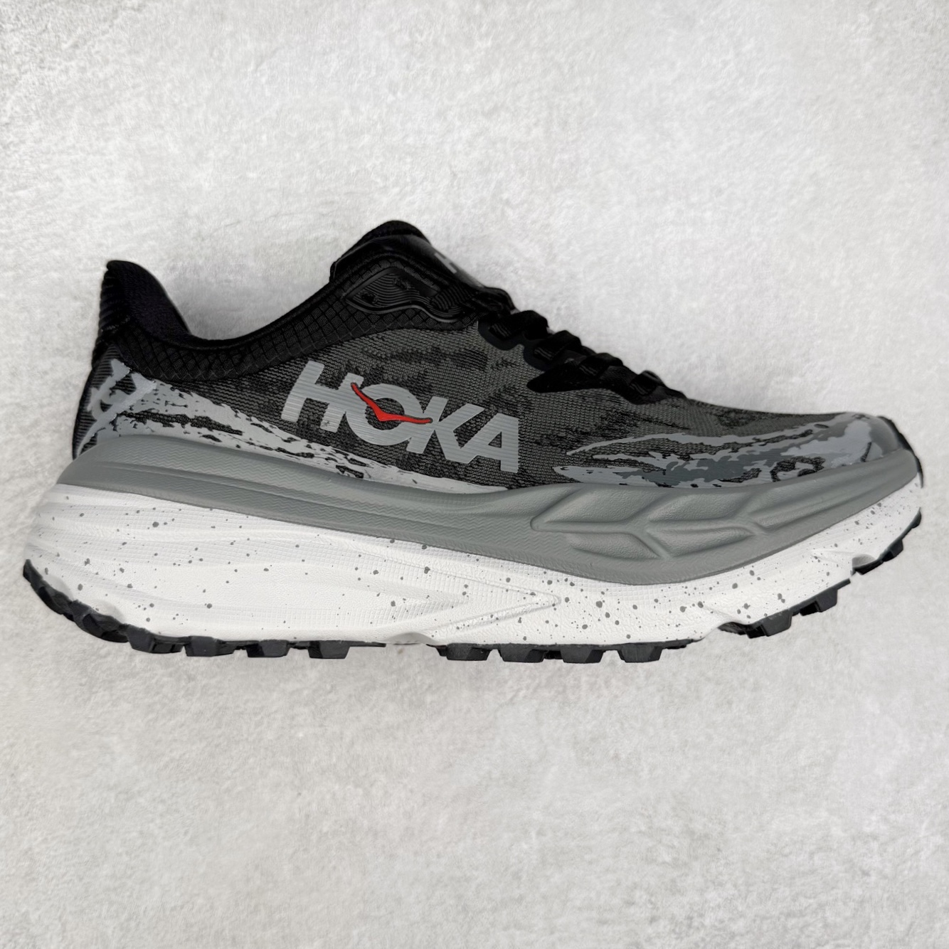 HOKA ONE ONE Stinson 7 ATR 斯廷森7代系列低帮全地形厚底轻量运动越野跑鞋 HOKA ONE ONE总是以独特的方式 Stinson ATR 主打整个HOKA系列中最出色最厚中底设计 堪称名副其实的“减震王” 这一款多功能全地形跑鞋采用以废旧塑料制成的尤尼菲 Reprieve再生面料 比其前代产品的重量更轻、稳定性更高 与鞋带一体化设计的全新孔眼可提供独立的支撑 精心打磨的后跟鞋口圈可带来松软契合的舒适脚感 而紧密分布的凸耳则可以确保绝佳的稳定性 尺码：36 36.5 37.5 38 38.5 39 40 40.5 41 42 42.5 43 44 44.5 45-选品中心