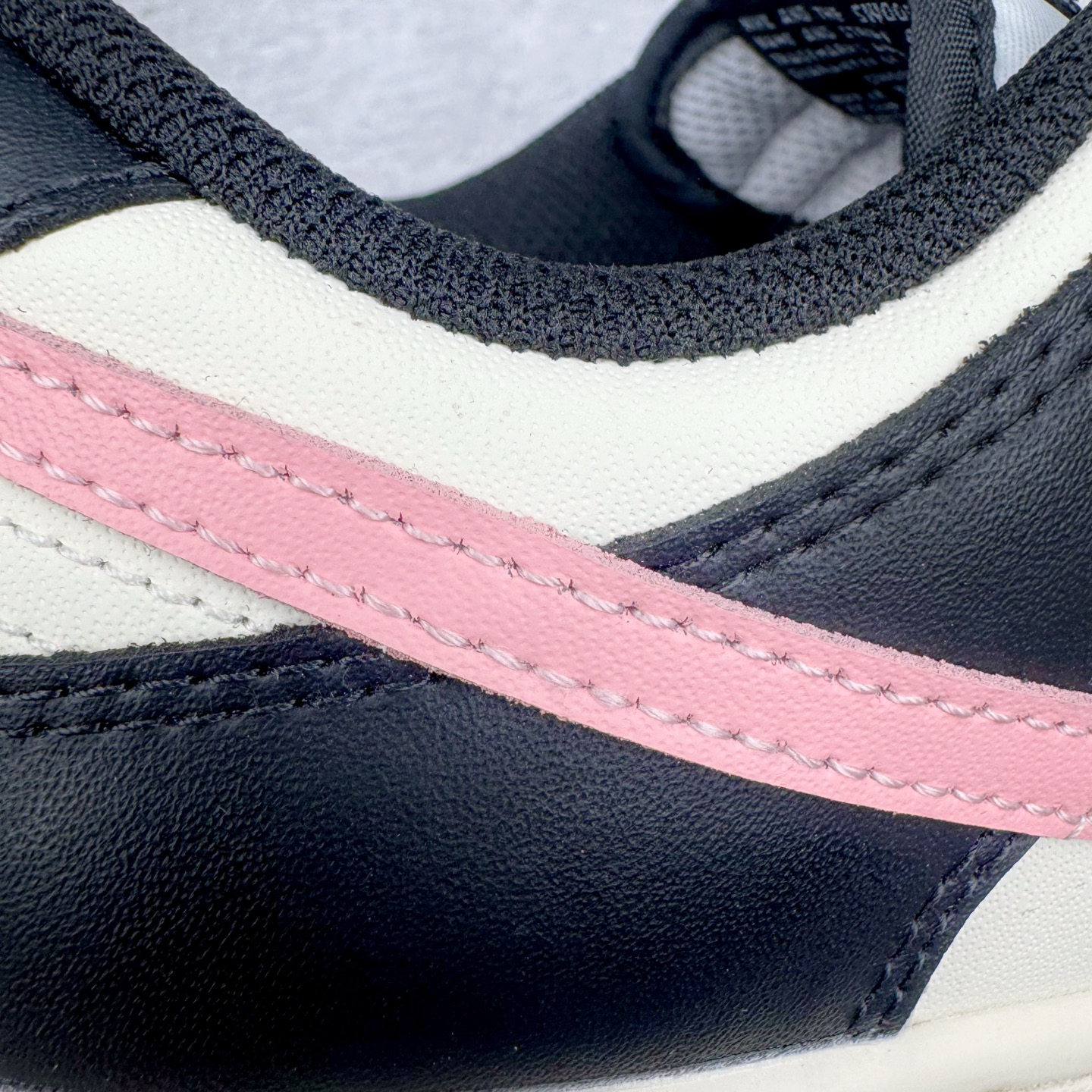 图片[16]-＃YC纯原 NK Dunk Low 莓莓奶茶 DD1391-100 当莓果粉跃上经典黑白廓形，以沉稳黑为主调打底，点缀柔润米白，如奶茶杯缘绵密的奶盖，柔化撞色冲击，增添高级暖意。柔嫩粉红Swoosh 跃然而出，迸发少女系活力，甜蜜值瞬间拉满！今日穿搭的满分解法，便藏在足尖这抹温柔暴击里。可踩晨光通勤，亦可踏晚风约会。定制系列天花板 无原鞋不开发 全系列得物原鞋一比一校对开发 配色持续更新中 终端对接 优势输出 全套原厂楦头原纸板数据档案倾力打造 原汁原味莞产 极致还原 圈内最强针车工艺 高端零售指定版 广东原厂配套原盒原标 鞋盒分三个尺码段 原厂冲刀 超高清洁度 全鞋零毛边皮料切割 采用原厂百宏鞋带以及原厂百宏织唛舌标 内标可供原厂几率过验 进口原装条纹中底布 四线拉帮白色点胶 原厂拉帮手法遵循公司 原厂电绣 极致还原 尺码：36 36.5 37.5 38 38.5 39 40 40.5 41 42 42.5 43 44 44.5 45 46-选品中心