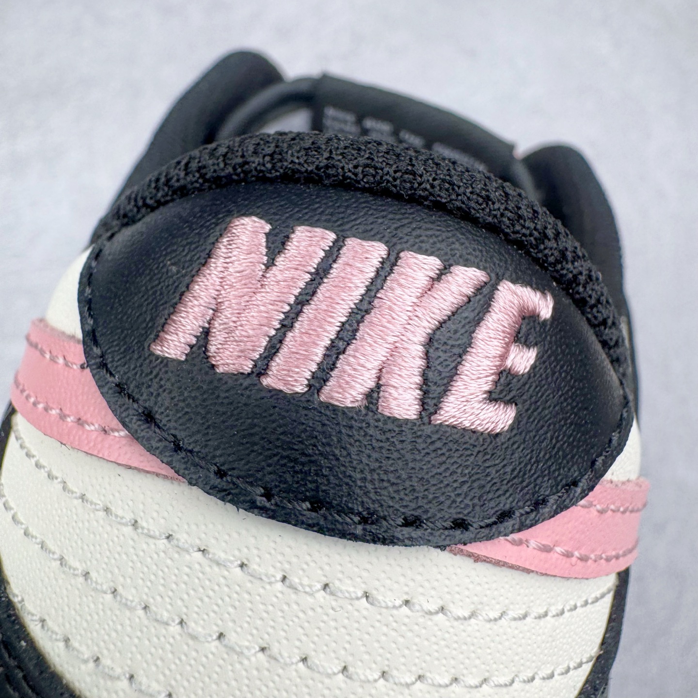 图片[15]-＃YC纯原 NK Dunk Low 莓莓奶茶 DD1391-100 当莓果粉跃上经典黑白廓形，以沉稳黑为主调打底，点缀柔润米白，如奶茶杯缘绵密的奶盖，柔化撞色冲击，增添高级暖意。柔嫩粉红Swoosh 跃然而出，迸发少女系活力，甜蜜值瞬间拉满！今日穿搭的满分解法，便藏在足尖这抹温柔暴击里。可踩晨光通勤，亦可踏晚风约会。定制系列天花板 无原鞋不开发 全系列得物原鞋一比一校对开发 配色持续更新中 终端对接 优势输出 全套原厂楦头原纸板数据档案倾力打造 原汁原味莞产 极致还原 圈内最强针车工艺 高端零售指定版 广东原厂配套原盒原标 鞋盒分三个尺码段 原厂冲刀 超高清洁度 全鞋零毛边皮料切割 采用原厂百宏鞋带以及原厂百宏织唛舌标 内标可供原厂几率过验 进口原装条纹中底布 四线拉帮白色点胶 原厂拉帮手法遵循公司 原厂电绣 极致还原 尺码：36 36.5 37.5 38 38.5 39 40 40.5 41 42 42.5 43 44 44.5 45 46-选品中心