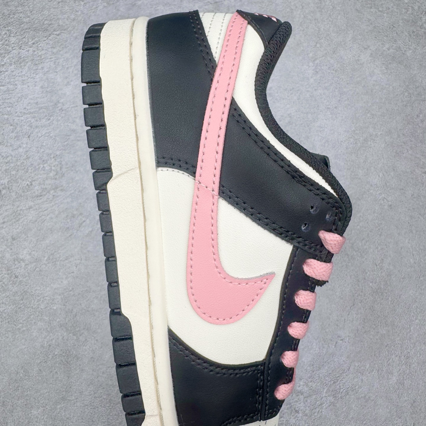 图片[6]-＃YC纯原 NK Dunk Low 莓莓奶茶 DD1391-100 当莓果粉跃上经典黑白廓形，以沉稳黑为主调打底，点缀柔润米白，如奶茶杯缘绵密的奶盖，柔化撞色冲击，增添高级暖意。柔嫩粉红Swoosh 跃然而出，迸发少女系活力，甜蜜值瞬间拉满！今日穿搭的满分解法，便藏在足尖这抹温柔暴击里。可踩晨光通勤，亦可踏晚风约会。定制系列天花板 无原鞋不开发 全系列得物原鞋一比一校对开发 配色持续更新中 终端对接 优势输出 全套原厂楦头原纸板数据档案倾力打造 原汁原味莞产 极致还原 圈内最强针车工艺 高端零售指定版 广东原厂配套原盒原标 鞋盒分三个尺码段 原厂冲刀 超高清洁度 全鞋零毛边皮料切割 采用原厂百宏鞋带以及原厂百宏织唛舌标 内标可供原厂几率过验 进口原装条纹中底布 四线拉帮白色点胶 原厂拉帮手法遵循公司 原厂电绣 极致还原 尺码：36 36.5 37.5 38 38.5 39 40 40.5 41 42 42.5 43 44 44.5 45 46-选品中心