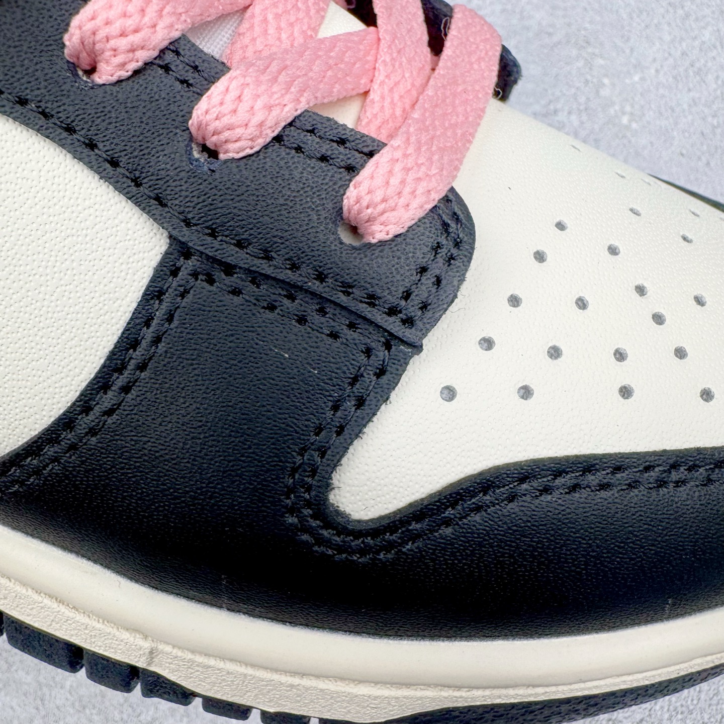 图片[18]-＃YC纯原 NK Dunk Low 莓莓奶茶 DD1391-100 当莓果粉跃上经典黑白廓形，以沉稳黑为主调打底，点缀柔润米白，如奶茶杯缘绵密的奶盖，柔化撞色冲击，增添高级暖意。柔嫩粉红Swoosh 跃然而出，迸发少女系活力，甜蜜值瞬间拉满！今日穿搭的满分解法，便藏在足尖这抹温柔暴击里。可踩晨光通勤，亦可踏晚风约会。定制系列天花板 无原鞋不开发 全系列得物原鞋一比一校对开发 配色持续更新中 终端对接 优势输出 全套原厂楦头原纸板数据档案倾力打造 原汁原味莞产 极致还原 圈内最强针车工艺 高端零售指定版 广东原厂配套原盒原标 鞋盒分三个尺码段 原厂冲刀 超高清洁度 全鞋零毛边皮料切割 采用原厂百宏鞋带以及原厂百宏织唛舌标 内标可供原厂几率过验 进口原装条纹中底布 四线拉帮白色点胶 原厂拉帮手法遵循公司 原厂电绣 极致还原 尺码：36 36.5 37.5 38 38.5 39 40 40.5 41 42 42.5 43 44 44.5 45 46-选品中心