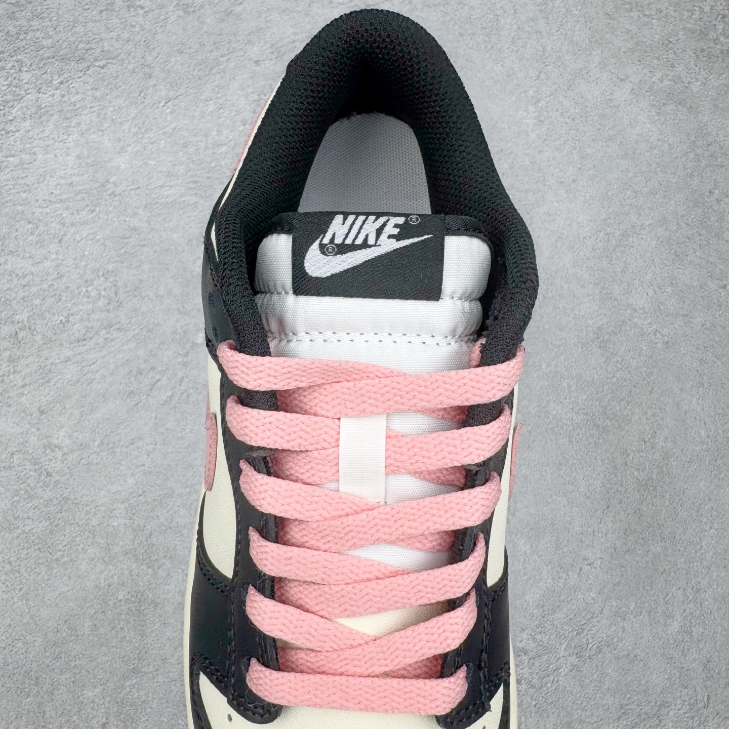 图片[5]-＃YC纯原 NK Dunk Low 莓莓奶茶 DD1391-100 当莓果粉跃上经典黑白廓形，以沉稳黑为主调打底，点缀柔润米白，如奶茶杯缘绵密的奶盖，柔化撞色冲击，增添高级暖意。柔嫩粉红Swoosh 跃然而出，迸发少女系活力，甜蜜值瞬间拉满！今日穿搭的满分解法，便藏在足尖这抹温柔暴击里。可踩晨光通勤，亦可踏晚风约会。定制系列天花板 无原鞋不开发 全系列得物原鞋一比一校对开发 配色持续更新中 终端对接 优势输出 全套原厂楦头原纸板数据档案倾力打造 原汁原味莞产 极致还原 圈内最强针车工艺 高端零售指定版 广东原厂配套原盒原标 鞋盒分三个尺码段 原厂冲刀 超高清洁度 全鞋零毛边皮料切割 采用原厂百宏鞋带以及原厂百宏织唛舌标 内标可供原厂几率过验 进口原装条纹中底布 四线拉帮白色点胶 原厂拉帮手法遵循公司 原厂电绣 极致还原 尺码：36 36.5 37.5 38 38.5 39 40 40.5 41 42 42.5 43 44 44.5 45 46-选品中心