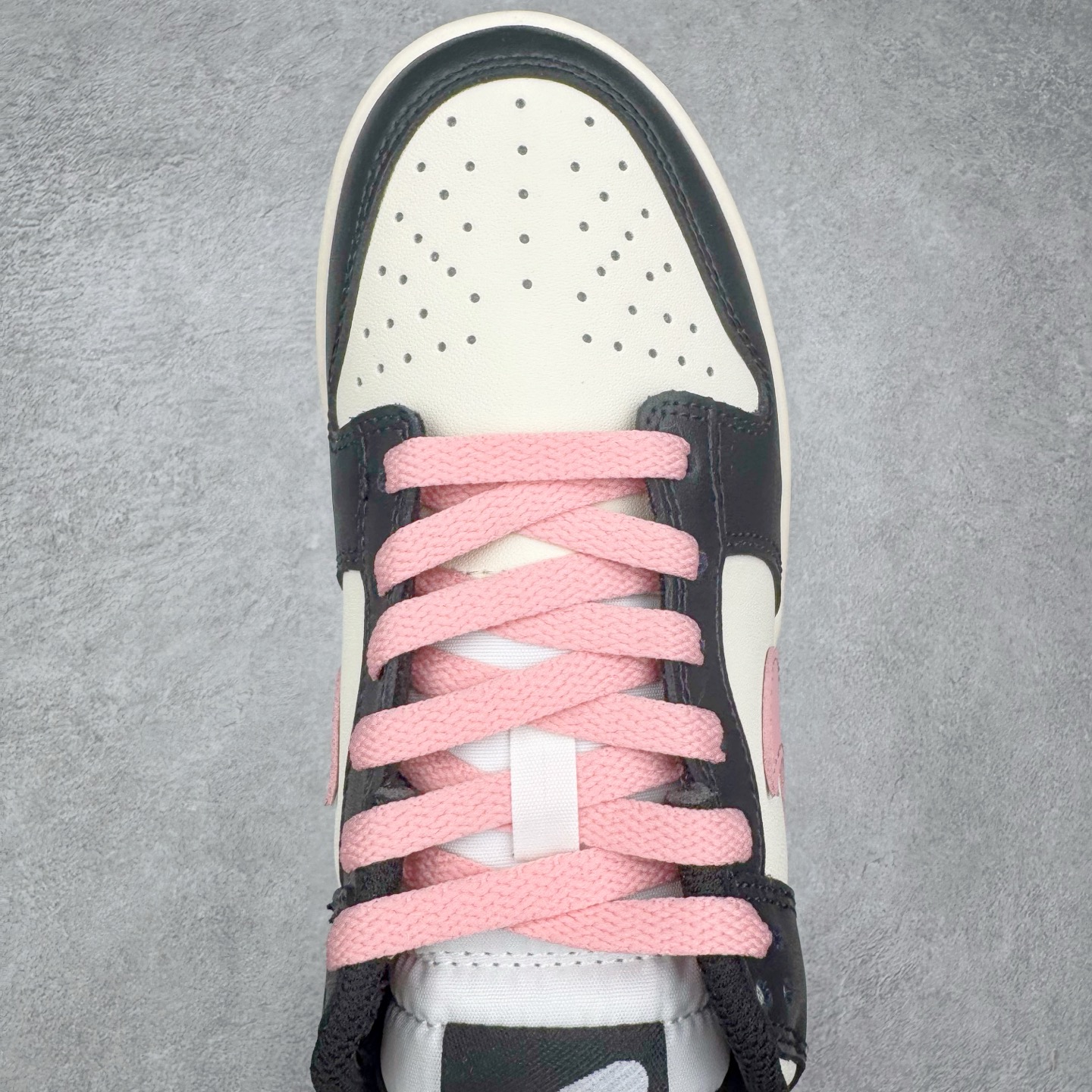 图片[4]-＃YC纯原 NK Dunk Low 莓莓奶茶 DD1391-100 当莓果粉跃上经典黑白廓形，以沉稳黑为主调打底，点缀柔润米白，如奶茶杯缘绵密的奶盖，柔化撞色冲击，增添高级暖意。柔嫩粉红Swoosh 跃然而出，迸发少女系活力，甜蜜值瞬间拉满！今日穿搭的满分解法，便藏在足尖这抹温柔暴击里。可踩晨光通勤，亦可踏晚风约会。定制系列天花板 无原鞋不开发 全系列得物原鞋一比一校对开发 配色持续更新中 终端对接 优势输出 全套原厂楦头原纸板数据档案倾力打造 原汁原味莞产 极致还原 圈内最强针车工艺 高端零售指定版 广东原厂配套原盒原标 鞋盒分三个尺码段 原厂冲刀 超高清洁度 全鞋零毛边皮料切割 采用原厂百宏鞋带以及原厂百宏织唛舌标 内标可供原厂几率过验 进口原装条纹中底布 四线拉帮白色点胶 原厂拉帮手法遵循公司 原厂电绣 极致还原 尺码：36 36.5 37.5 38 38.5 39 40 40.5 41 42 42.5 43 44 44.5 45 46-选品中心