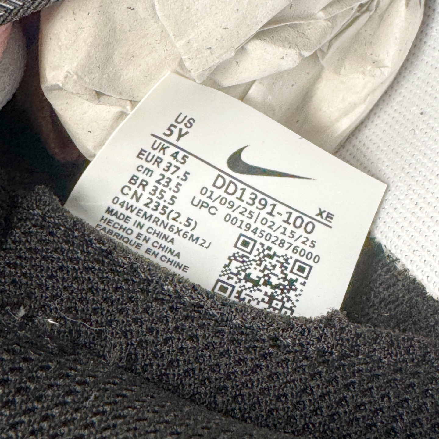 图片[12]-＃YC纯原 NK Dunk Low 莓莓奶茶 DD1391-100 当莓果粉跃上经典黑白廓形，以沉稳黑为主调打底，点缀柔润米白，如奶茶杯缘绵密的奶盖，柔化撞色冲击，增添高级暖意。柔嫩粉红Swoosh 跃然而出，迸发少女系活力，甜蜜值瞬间拉满！今日穿搭的满分解法，便藏在足尖这抹温柔暴击里。可踩晨光通勤，亦可踏晚风约会。定制系列天花板 无原鞋不开发 全系列得物原鞋一比一校对开发 配色持续更新中 终端对接 优势输出 全套原厂楦头原纸板数据档案倾力打造 原汁原味莞产 极致还原 圈内最强针车工艺 高端零售指定版 广东原厂配套原盒原标 鞋盒分三个尺码段 原厂冲刀 超高清洁度 全鞋零毛边皮料切割 采用原厂百宏鞋带以及原厂百宏织唛舌标 内标可供原厂几率过验 进口原装条纹中底布 四线拉帮白色点胶 原厂拉帮手法遵循公司 原厂电绣 极致还原 尺码：36 36.5 37.5 38 38.5 39 40 40.5 41 42 42.5 43 44 44.5 45 46-选品中心