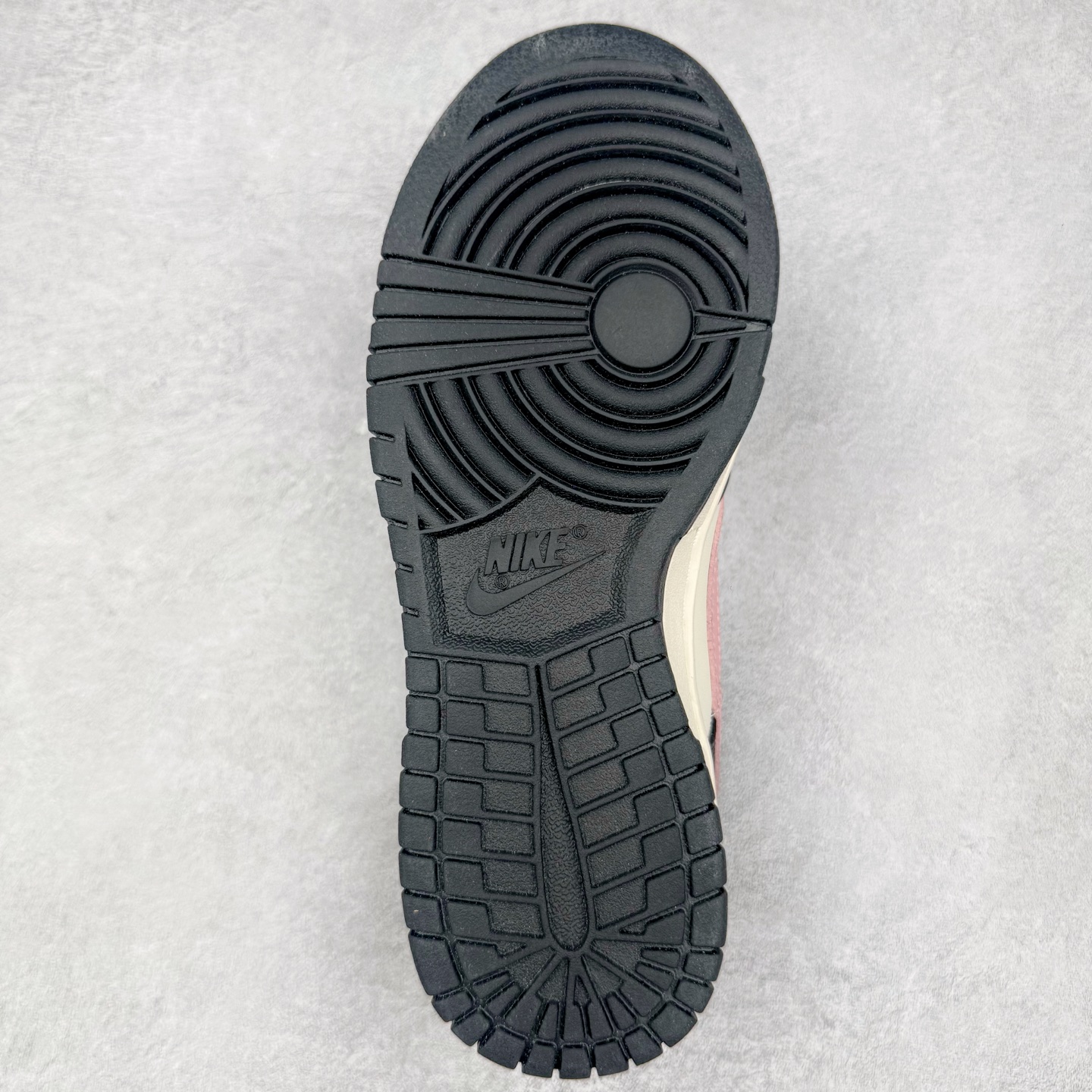 图片[9]-＃YC纯原 NK Dunk Low 莓莓奶茶 DD1391-100 当莓果粉跃上经典黑白廓形，以沉稳黑为主调打底，点缀柔润米白，如奶茶杯缘绵密的奶盖，柔化撞色冲击，增添高级暖意。柔嫩粉红Swoosh 跃然而出，迸发少女系活力，甜蜜值瞬间拉满！今日穿搭的满分解法，便藏在足尖这抹温柔暴击里。可踩晨光通勤，亦可踏晚风约会。定制系列天花板 无原鞋不开发 全系列得物原鞋一比一校对开发 配色持续更新中 终端对接 优势输出 全套原厂楦头原纸板数据档案倾力打造 原汁原味莞产 极致还原 圈内最强针车工艺 高端零售指定版 广东原厂配套原盒原标 鞋盒分三个尺码段 原厂冲刀 超高清洁度 全鞋零毛边皮料切割 采用原厂百宏鞋带以及原厂百宏织唛舌标 内标可供原厂几率过验 进口原装条纹中底布 四线拉帮白色点胶 原厂拉帮手法遵循公司 原厂电绣 极致还原 尺码：36 36.5 37.5 38 38.5 39 40 40.5 41 42 42.5 43 44 44.5 45 46-选品中心