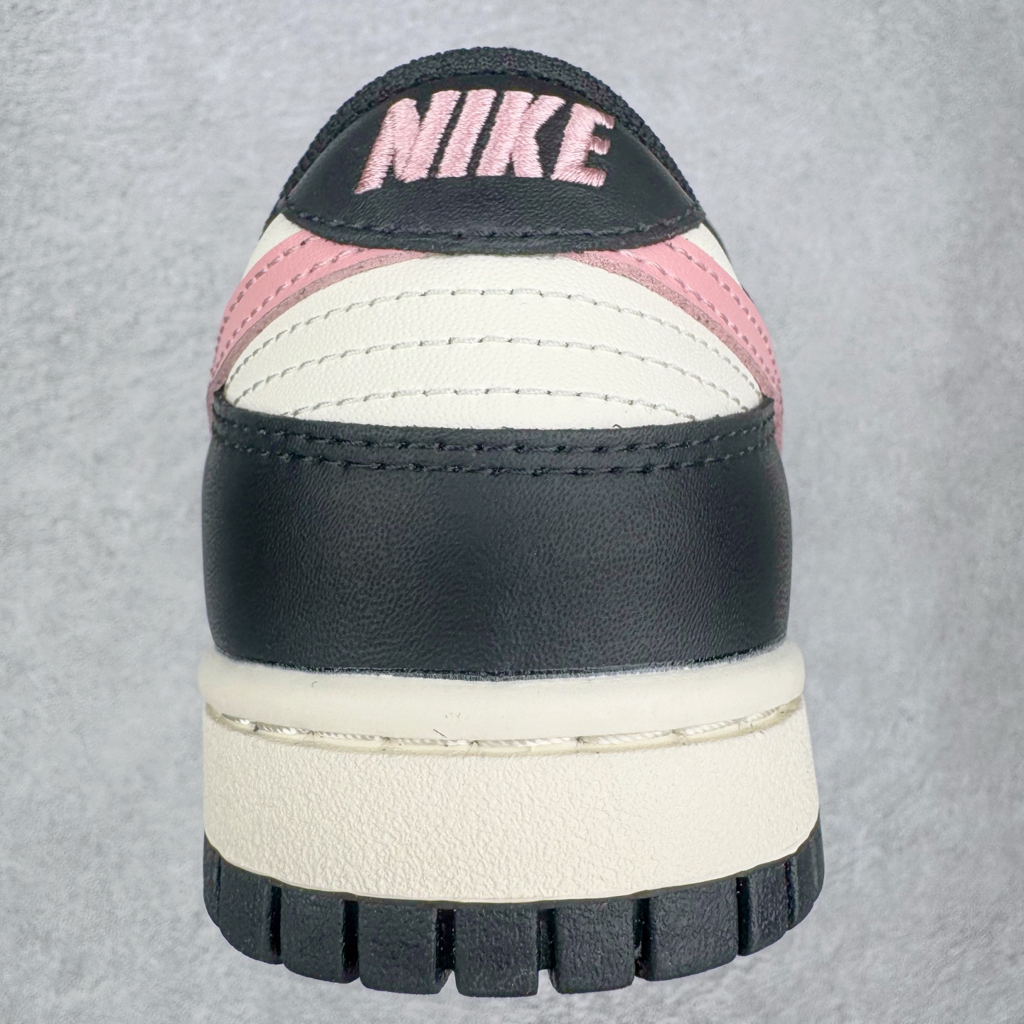 图片[8]-＃YC纯原 NK Dunk Low 莓莓奶茶 DD1391-100 当莓果粉跃上经典黑白廓形，以沉稳黑为主调打底，点缀柔润米白，如奶茶杯缘绵密的奶盖，柔化撞色冲击，增添高级暖意。柔嫩粉红Swoosh 跃然而出，迸发少女系活力，甜蜜值瞬间拉满！今日穿搭的满分解法，便藏在足尖这抹温柔暴击里。可踩晨光通勤，亦可踏晚风约会。定制系列天花板 无原鞋不开发 全系列得物原鞋一比一校对开发 配色持续更新中 终端对接 优势输出 全套原厂楦头原纸板数据档案倾力打造 原汁原味莞产 极致还原 圈内最强针车工艺 高端零售指定版 广东原厂配套原盒原标 鞋盒分三个尺码段 原厂冲刀 超高清洁度 全鞋零毛边皮料切割 采用原厂百宏鞋带以及原厂百宏织唛舌标 内标可供原厂几率过验 进口原装条纹中底布 四线拉帮白色点胶 原厂拉帮手法遵循公司 原厂电绣 极致还原 尺码：36 36.5 37.5 38 38.5 39 40 40.5 41 42 42.5 43 44 44.5 45 46-选品中心