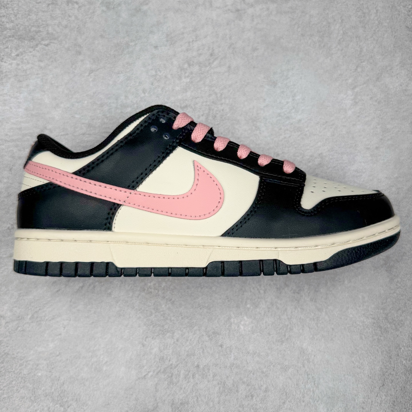 ＃YC纯原 NK Dunk Low 莓莓奶茶 DD1391-100 当莓果粉跃上经典黑白廓形，以沉稳黑为主调打底，点缀柔润米白，如奶茶杯缘绵密的奶盖，柔化撞色冲击，增添高级暖意。柔嫩粉红Swoosh 跃然而出，迸发少女系活力，甜蜜值瞬间拉满！今日穿搭的满分解法，便藏在足尖这抹温柔暴击里。可踩晨光通勤，亦可踏晚风约会。定制系列天花板 无原鞋不开发 全系列得物原鞋一比一校对开发 配色持续更新中 终端对接 优势输出 全套原厂楦头原纸板数据档案倾力打造 原汁原味莞产 极致还原 圈内最强针车工艺 高端零售指定版 广东原厂配套原盒原标 鞋盒分三个尺码段 原厂冲刀 超高清洁度 全鞋零毛边皮料切割 采用原厂百宏鞋带以及原厂百宏织唛舌标 内标可供原厂几率过验 进口原装条纹中底布 四线拉帮白色点胶 原厂拉帮手法遵循公司 原厂电绣 极致还原 尺码：36 36.5 37.5 38 38.5 39 40 40.5 41 42 42.5 43 44 44.5 45 46-选品中心