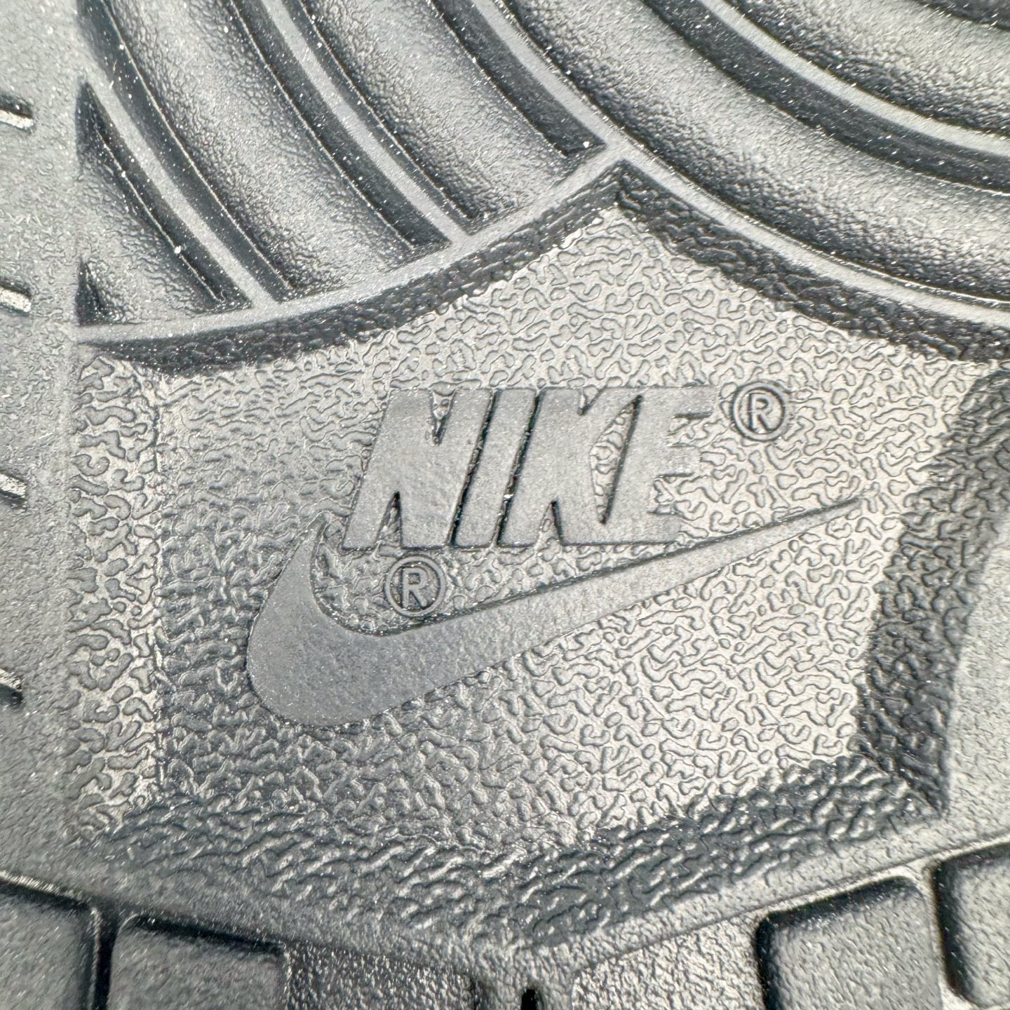 图片[19]-＃YC纯原 NK Dunk Low 莓莓奶茶 DD1391-100 当莓果粉跃上经典黑白廓形，以沉稳黑为主调打底，点缀柔润米白，如奶茶杯缘绵密的奶盖，柔化撞色冲击，增添高级暖意。柔嫩粉红Swoosh 跃然而出，迸发少女系活力，甜蜜值瞬间拉满！今日穿搭的满分解法，便藏在足尖这抹温柔暴击里。可踩晨光通勤，亦可踏晚风约会。定制系列天花板 无原鞋不开发 全系列得物原鞋一比一校对开发 配色持续更新中 终端对接 优势输出 全套原厂楦头原纸板数据档案倾力打造 原汁原味莞产 极致还原 圈内最强针车工艺 高端零售指定版 广东原厂配套原盒原标 鞋盒分三个尺码段 原厂冲刀 超高清洁度 全鞋零毛边皮料切割 采用原厂百宏鞋带以及原厂百宏织唛舌标 内标可供原厂几率过验 进口原装条纹中底布 四线拉帮白色点胶 原厂拉帮手法遵循公司 原厂电绣 极致还原 尺码：36 36.5 37.5 38 38.5 39 40 40.5 41 42 42.5 43 44 44.5 45 46-选品中心