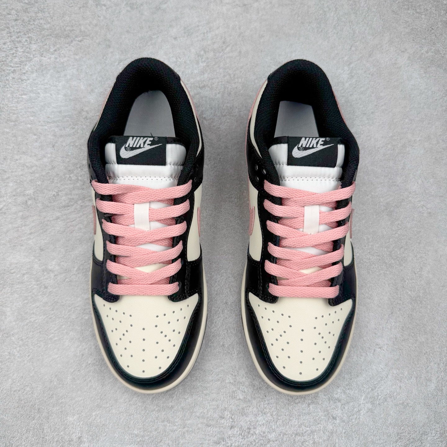 图片[2]-＃YC纯原 NK Dunk Low 莓莓奶茶 DD1391-100 当莓果粉跃上经典黑白廓形，以沉稳黑为主调打底，点缀柔润米白，如奶茶杯缘绵密的奶盖，柔化撞色冲击，增添高级暖意。柔嫩粉红Swoosh 跃然而出，迸发少女系活力，甜蜜值瞬间拉满！今日穿搭的满分解法，便藏在足尖这抹温柔暴击里。可踩晨光通勤，亦可踏晚风约会。定制系列天花板 无原鞋不开发 全系列得物原鞋一比一校对开发 配色持续更新中 终端对接 优势输出 全套原厂楦头原纸板数据档案倾力打造 原汁原味莞产 极致还原 圈内最强针车工艺 高端零售指定版 广东原厂配套原盒原标 鞋盒分三个尺码段 原厂冲刀 超高清洁度 全鞋零毛边皮料切割 采用原厂百宏鞋带以及原厂百宏织唛舌标 内标可供原厂几率过验 进口原装条纹中底布 四线拉帮白色点胶 原厂拉帮手法遵循公司 原厂电绣 极致还原 尺码：36 36.5 37.5 38 38.5 39 40 40.5 41 42 42.5 43 44 44.5 45 46-选品中心