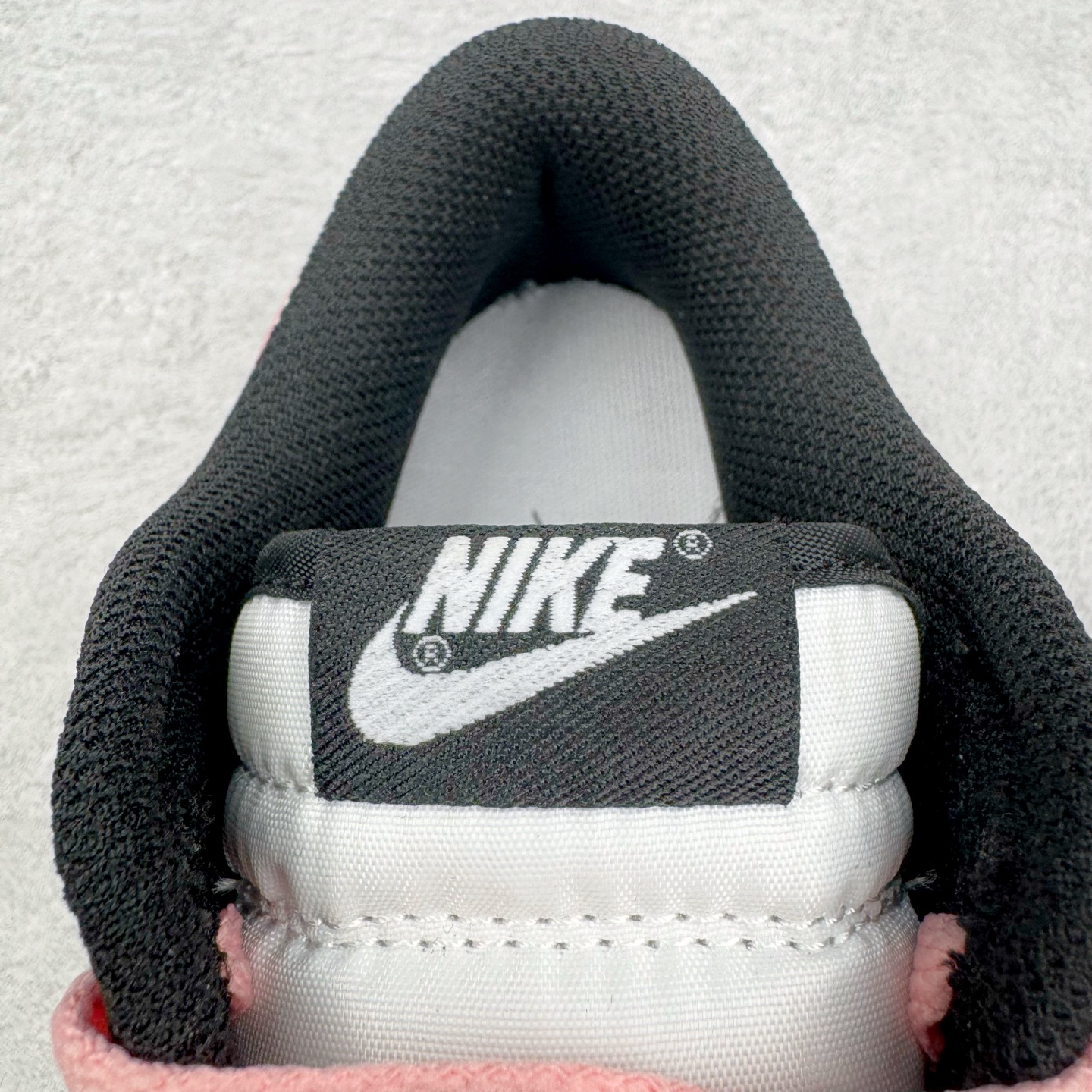 图片[13]-＃YC纯原 NK Dunk Low 莓莓奶茶 DD1391-100 当莓果粉跃上经典黑白廓形，以沉稳黑为主调打底，点缀柔润米白，如奶茶杯缘绵密的奶盖，柔化撞色冲击，增添高级暖意。柔嫩粉红Swoosh 跃然而出，迸发少女系活力，甜蜜值瞬间拉满！今日穿搭的满分解法，便藏在足尖这抹温柔暴击里。可踩晨光通勤，亦可踏晚风约会。定制系列天花板 无原鞋不开发 全系列得物原鞋一比一校对开发 配色持续更新中 终端对接 优势输出 全套原厂楦头原纸板数据档案倾力打造 原汁原味莞产 极致还原 圈内最强针车工艺 高端零售指定版 广东原厂配套原盒原标 鞋盒分三个尺码段 原厂冲刀 超高清洁度 全鞋零毛边皮料切割 采用原厂百宏鞋带以及原厂百宏织唛舌标 内标可供原厂几率过验 进口原装条纹中底布 四线拉帮白色点胶 原厂拉帮手法遵循公司 原厂电绣 极致还原 尺码：36 36.5 37.5 38 38.5 39 40 40.5 41 42 42.5 43 44 44.5 45 46-选品中心