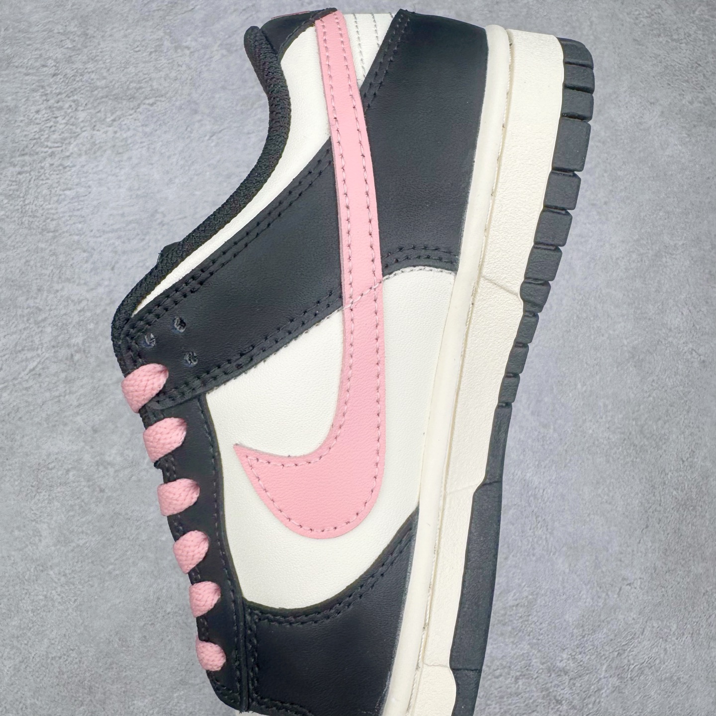 图片[7]-＃YC纯原 NK Dunk Low 莓莓奶茶 DD1391-100 当莓果粉跃上经典黑白廓形，以沉稳黑为主调打底，点缀柔润米白，如奶茶杯缘绵密的奶盖，柔化撞色冲击，增添高级暖意。柔嫩粉红Swoosh 跃然而出，迸发少女系活力，甜蜜值瞬间拉满！今日穿搭的满分解法，便藏在足尖这抹温柔暴击里。可踩晨光通勤，亦可踏晚风约会。定制系列天花板 无原鞋不开发 全系列得物原鞋一比一校对开发 配色持续更新中 终端对接 优势输出 全套原厂楦头原纸板数据档案倾力打造 原汁原味莞产 极致还原 圈内最强针车工艺 高端零售指定版 广东原厂配套原盒原标 鞋盒分三个尺码段 原厂冲刀 超高清洁度 全鞋零毛边皮料切割 采用原厂百宏鞋带以及原厂百宏织唛舌标 内标可供原厂几率过验 进口原装条纹中底布 四线拉帮白色点胶 原厂拉帮手法遵循公司 原厂电绣 极致还原 尺码：36 36.5 37.5 38 38.5 39 40 40.5 41 42 42.5 43 44 44.5 45 46-选品中心