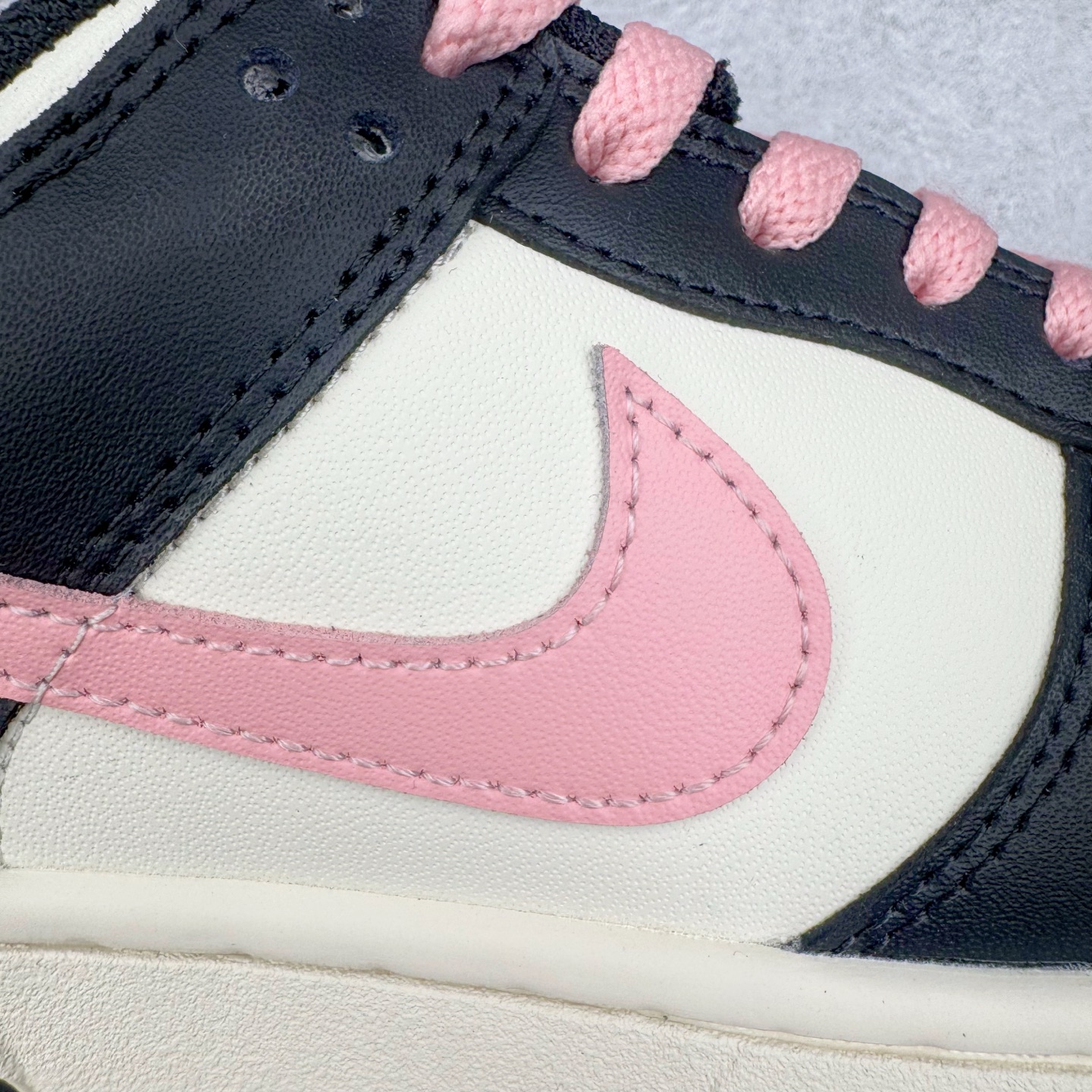 图片[17]-＃YC纯原 NK Dunk Low 莓莓奶茶 DD1391-100 当莓果粉跃上经典黑白廓形，以沉稳黑为主调打底，点缀柔润米白，如奶茶杯缘绵密的奶盖，柔化撞色冲击，增添高级暖意。柔嫩粉红Swoosh 跃然而出，迸发少女系活力，甜蜜值瞬间拉满！今日穿搭的满分解法，便藏在足尖这抹温柔暴击里。可踩晨光通勤，亦可踏晚风约会。定制系列天花板 无原鞋不开发 全系列得物原鞋一比一校对开发 配色持续更新中 终端对接 优势输出 全套原厂楦头原纸板数据档案倾力打造 原汁原味莞产 极致还原 圈内最强针车工艺 高端零售指定版 广东原厂配套原盒原标 鞋盒分三个尺码段 原厂冲刀 超高清洁度 全鞋零毛边皮料切割 采用原厂百宏鞋带以及原厂百宏织唛舌标 内标可供原厂几率过验 进口原装条纹中底布 四线拉帮白色点胶 原厂拉帮手法遵循公司 原厂电绣 极致还原 尺码：36 36.5 37.5 38 38.5 39 40 40.5 41 42 42.5 43 44 44.5 45 46-选品中心