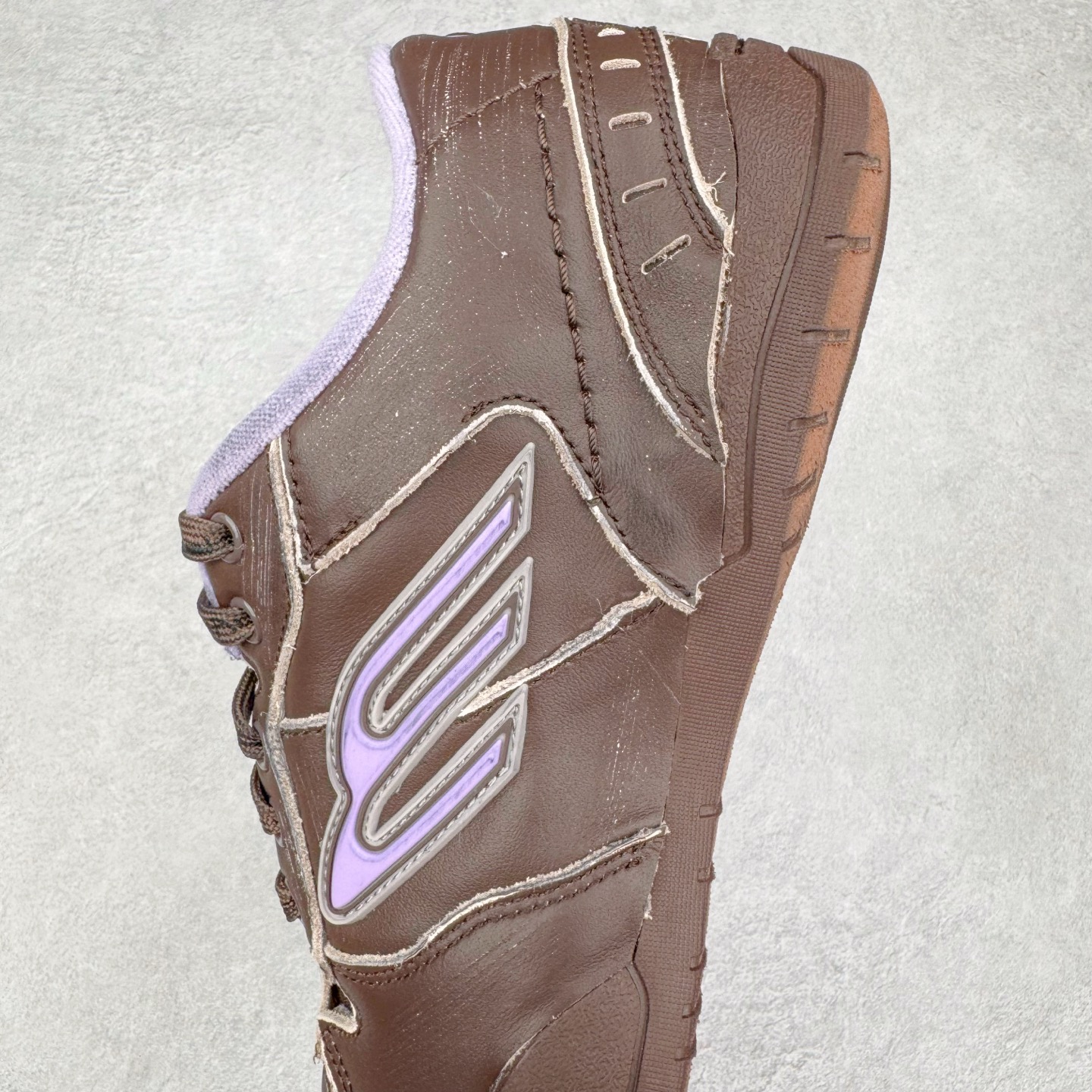 图片[7]-＃VG零售版 Balenciaga Hamptons Worn-Out 巴黎世家涤纶（聚酯纤维）牛皮革 圆头系带 低帮 生活休闲鞋板鞋 全套原纸板楦头开发 最原汁原味的灵魂版型 全鞋荧光划线卡点 胶水把控整洁度追求极致完美 每一双都是工艺品 多重QC质检 超越公司货的品控标准 实实在在的免检产品 原盒原配 正确字体电绣 粗细、位置、大小正确 侧边TPU 透气孔匹配意产原版 正确分离大底 TPU软底 原版一致大底LOGO 立体感十足 原厂皮料水洗做旧 采购原厂网纱 偏大一码 尺码：35 36 37 38 39 40 41 42 43 44 45 46-选品中心