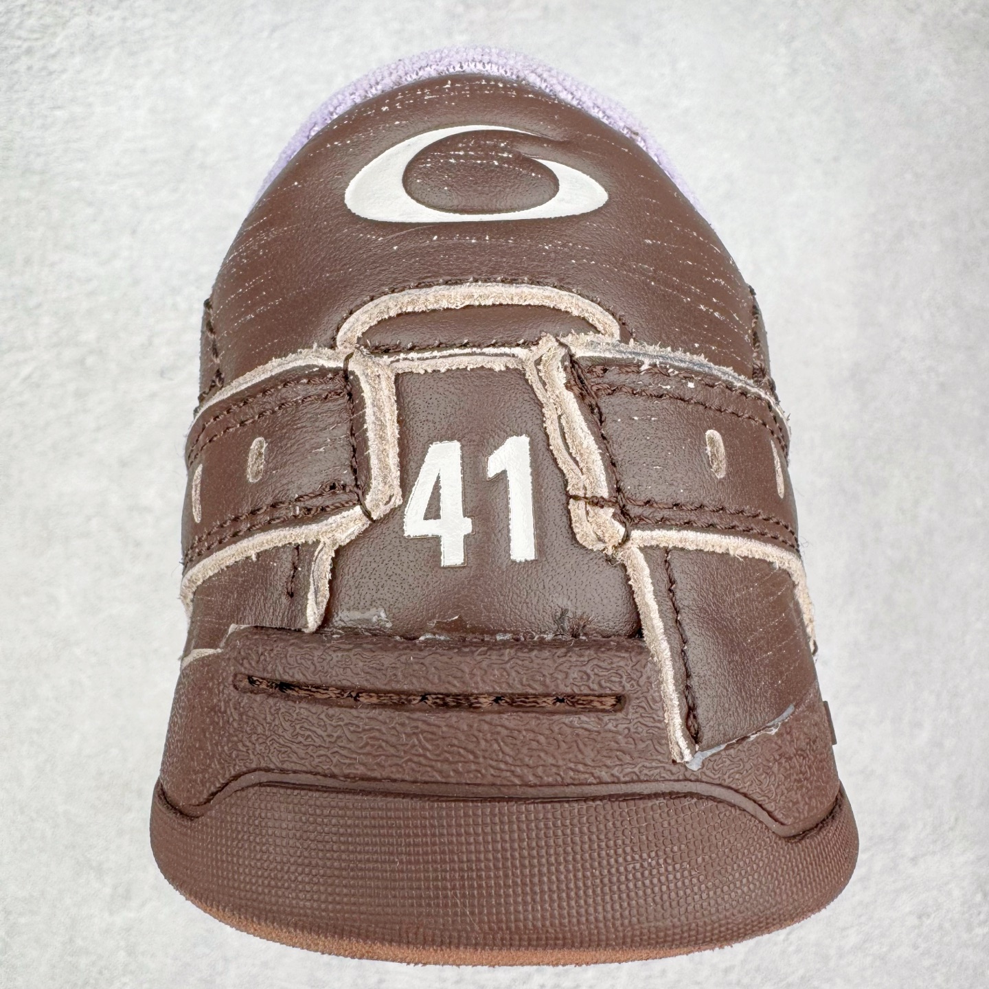 图片[8]-＃VG零售版 Balenciaga Hamptons Worn-Out 巴黎世家涤纶（聚酯纤维）牛皮革 圆头系带 低帮 生活休闲鞋板鞋 全套原纸板楦头开发 最原汁原味的灵魂版型 全鞋荧光划线卡点 胶水把控整洁度追求极致完美 每一双都是工艺品 多重QC质检 超越公司货的品控标准 实实在在的免检产品 原盒原配 正确字体电绣 粗细、位置、大小正确 侧边TPU 透气孔匹配意产原版 正确分离大底 TPU软底 原版一致大底LOGO 立体感十足 原厂皮料水洗做旧 采购原厂网纱 偏大一码 尺码：35 36 37 38 39 40 41 42 43 44 45 46-选品中心