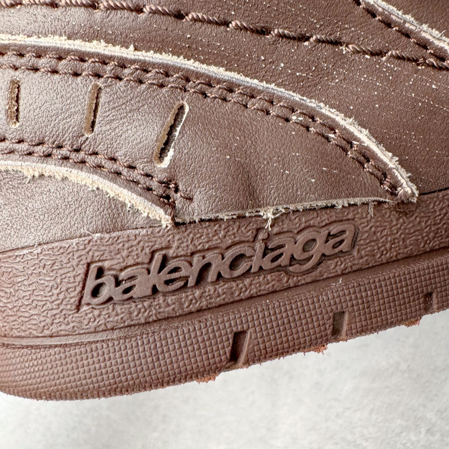 图片[15]-＃VG零售版 Balenciaga Hamptons Worn-Out 巴黎世家涤纶（聚酯纤维）牛皮革 圆头系带 低帮 生活休闲鞋板鞋 全套原纸板楦头开发 最原汁原味的灵魂版型 全鞋荧光划线卡点 胶水把控整洁度追求极致完美 每一双都是工艺品 多重QC质检 超越公司货的品控标准 实实在在的免检产品 原盒原配 正确字体电绣 粗细、位置、大小正确 侧边TPU 透气孔匹配意产原版 正确分离大底 TPU软底 原版一致大底LOGO 立体感十足 原厂皮料水洗做旧 采购原厂网纱 偏大一码 尺码：35 36 37 38 39 40 41 42 43 44 45 46-选品中心