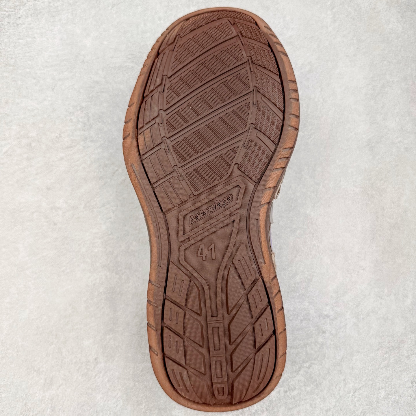 图片[9]-＃VG零售版 Balenciaga Hamptons Worn-Out 巴黎世家涤纶（聚酯纤维）牛皮革 圆头系带 低帮 生活休闲鞋板鞋 全套原纸板楦头开发 最原汁原味的灵魂版型 全鞋荧光划线卡点 胶水把控整洁度追求极致完美 每一双都是工艺品 多重QC质检 超越公司货的品控标准 实实在在的免检产品 原盒原配 正确字体电绣 粗细、位置、大小正确 侧边TPU 透气孔匹配意产原版 正确分离大底 TPU软底 原版一致大底LOGO 立体感十足 原厂皮料水洗做旧 采购原厂网纱 偏大一码 尺码：35 36 37 38 39 40 41 42 43 44 45 46-选品中心