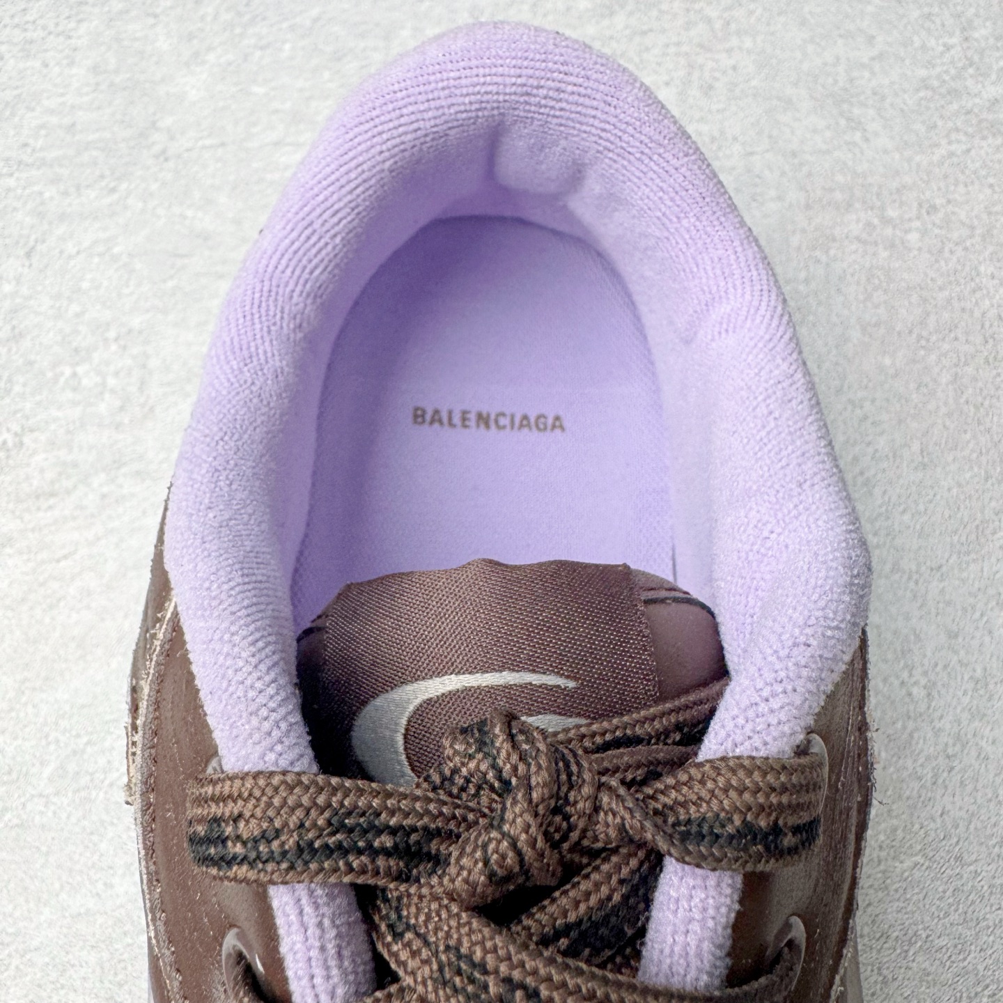 图片[17]-＃VG零售版 Balenciaga Hamptons Worn-Out 巴黎世家涤纶（聚酯纤维）牛皮革 圆头系带 低帮 生活休闲鞋板鞋 全套原纸板楦头开发 最原汁原味的灵魂版型 全鞋荧光划线卡点 胶水把控整洁度追求极致完美 每一双都是工艺品 多重QC质检 超越公司货的品控标准 实实在在的免检产品 原盒原配 正确字体电绣 粗细、位置、大小正确 侧边TPU 透气孔匹配意产原版 正确分离大底 TPU软底 原版一致大底LOGO 立体感十足 原厂皮料水洗做旧 采购原厂网纱 偏大一码 尺码：35 36 37 38 39 40 41 42 43 44 45 46-选品中心