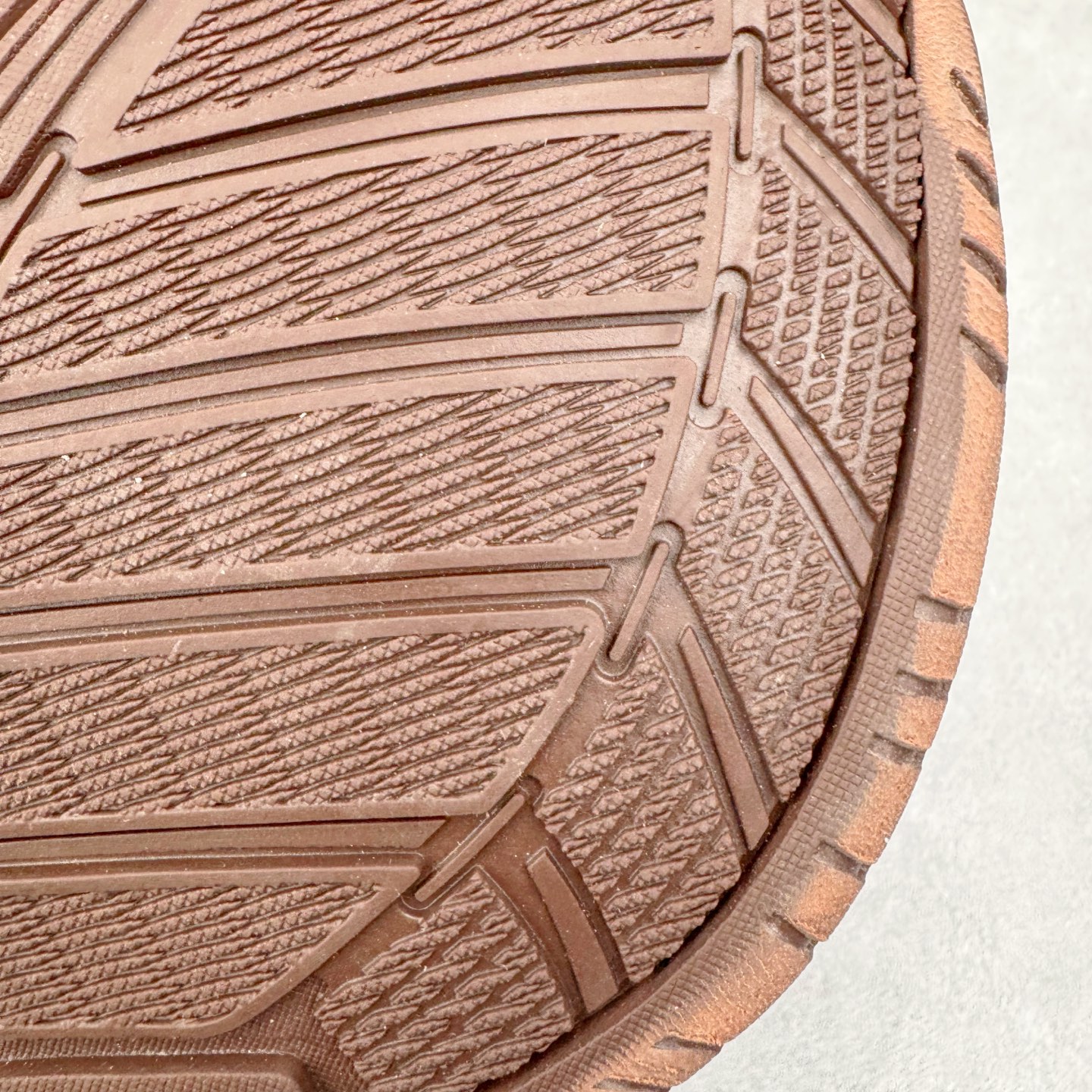 图片[12]-＃VG零售版 Balenciaga Hamptons Worn-Out 巴黎世家涤纶（聚酯纤维）牛皮革 圆头系带 低帮 生活休闲鞋板鞋 全套原纸板楦头开发 最原汁原味的灵魂版型 全鞋荧光划线卡点 胶水把控整洁度追求极致完美 每一双都是工艺品 多重QC质检 超越公司货的品控标准 实实在在的免检产品 原盒原配 正确字体电绣 粗细、位置、大小正确 侧边TPU 透气孔匹配意产原版 正确分离大底 TPU软底 原版一致大底LOGO 立体感十足 原厂皮料水洗做旧 采购原厂网纱 偏大一码 尺码：35 36 37 38 39 40 41 42 43 44 45 46-选品中心