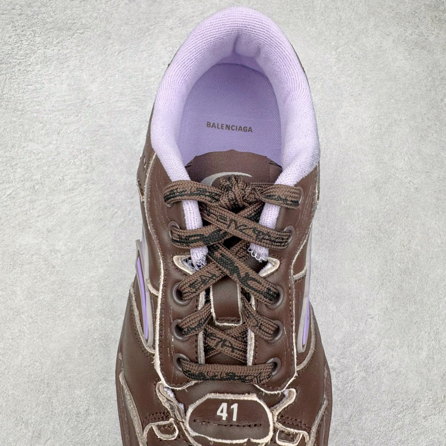 图片[5]-＃VG零售版 Balenciaga Hamptons Worn-Out 巴黎世家涤纶（聚酯纤维）牛皮革 圆头系带 低帮 生活休闲鞋板鞋 全套原纸板楦头开发 最原汁原味的灵魂版型 全鞋荧光划线卡点 胶水把控整洁度追求极致完美 每一双都是工艺品 多重QC质检 超越公司货的品控标准 实实在在的免检产品 原盒原配 正确字体电绣 粗细、位置、大小正确 侧边TPU 透气孔匹配意产原版 正确分离大底 TPU软底 原版一致大底LOGO 立体感十足 原厂皮料水洗做旧 采购原厂网纱 偏大一码 尺码：35 36 37 38 39 40 41 42 43 44 45 46-选品中心