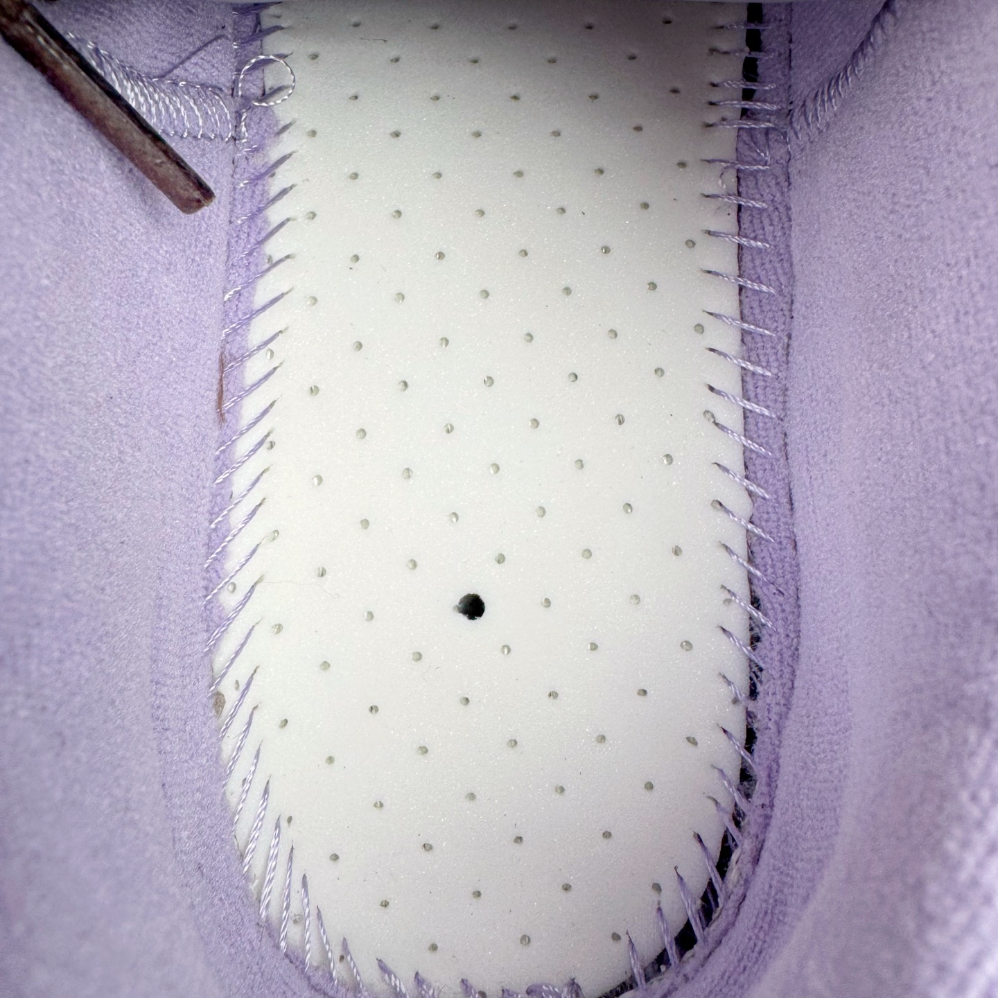 图片[19]-＃VG零售版 Balenciaga Hamptons Worn-Out 巴黎世家涤纶（聚酯纤维）牛皮革 圆头系带 低帮 生活休闲鞋板鞋 全套原纸板楦头开发 最原汁原味的灵魂版型 全鞋荧光划线卡点 胶水把控整洁度追求极致完美 每一双都是工艺品 多重QC质检 超越公司货的品控标准 实实在在的免检产品 原盒原配 正确字体电绣 粗细、位置、大小正确 侧边TPU 透气孔匹配意产原版 正确分离大底 TPU软底 原版一致大底LOGO 立体感十足 原厂皮料水洗做旧 采购原厂网纱 偏大一码 尺码：35 36 37 38 39 40 41 42 43 44 45 46-选品中心