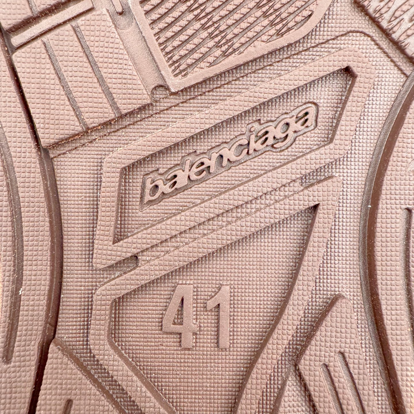 图片[11]-＃VG零售版 Balenciaga Hamptons Worn-Out 巴黎世家涤纶（聚酯纤维）牛皮革 圆头系带 低帮 生活休闲鞋板鞋 全套原纸板楦头开发 最原汁原味的灵魂版型 全鞋荧光划线卡点 胶水把控整洁度追求极致完美 每一双都是工艺品 多重QC质检 超越公司货的品控标准 实实在在的免检产品 原盒原配 正确字体电绣 粗细、位置、大小正确 侧边TPU 透气孔匹配意产原版 正确分离大底 TPU软底 原版一致大底LOGO 立体感十足 原厂皮料水洗做旧 采购原厂网纱 偏大一码 尺码：35 36 37 38 39 40 41 42 43 44 45 46-选品中心