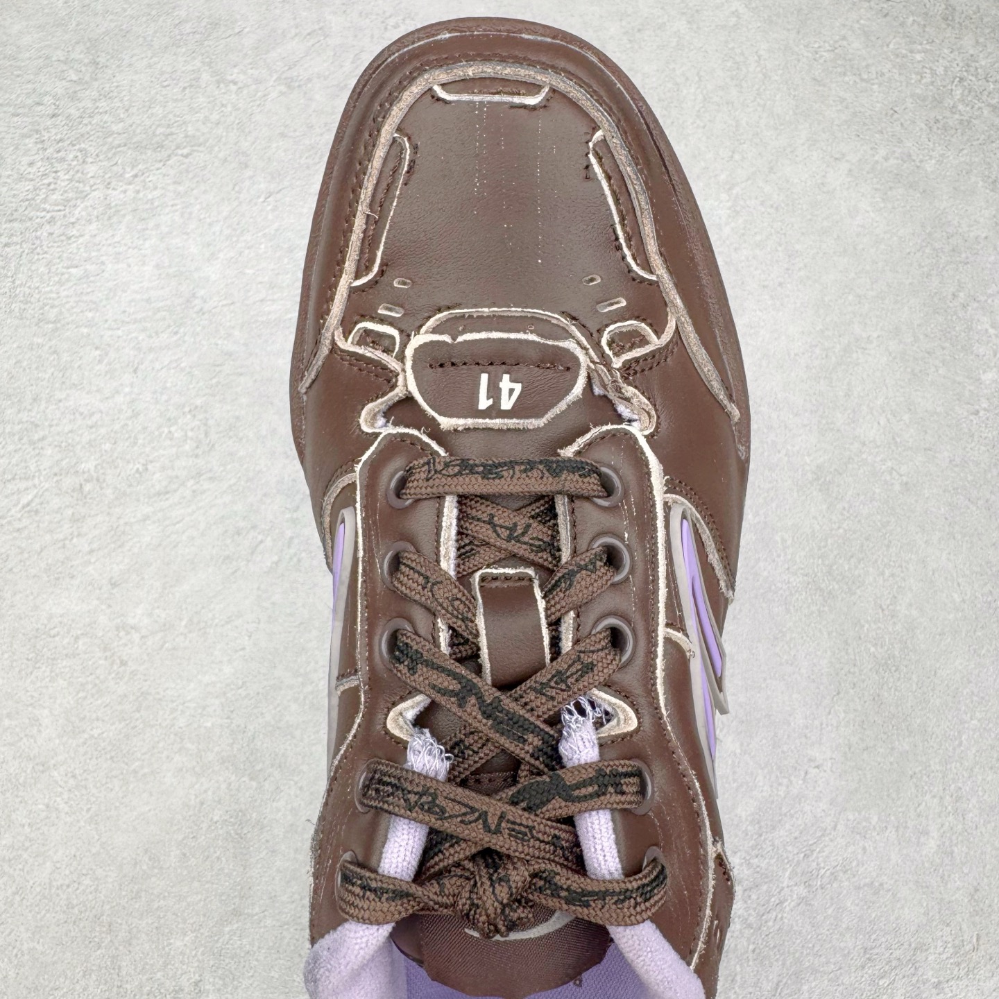 图片[4]-＃VG零售版 Balenciaga Hamptons Worn-Out 巴黎世家涤纶（聚酯纤维）牛皮革 圆头系带 低帮 生活休闲鞋板鞋 全套原纸板楦头开发 最原汁原味的灵魂版型 全鞋荧光划线卡点 胶水把控整洁度追求极致完美 每一双都是工艺品 多重QC质检 超越公司货的品控标准 实实在在的免检产品 原盒原配 正确字体电绣 粗细、位置、大小正确 侧边TPU 透气孔匹配意产原版 正确分离大底 TPU软底 原版一致大底LOGO 立体感十足 原厂皮料水洗做旧 采购原厂网纱 偏大一码 尺码：35 36 37 38 39 40 41 42 43 44 45 46-选品中心