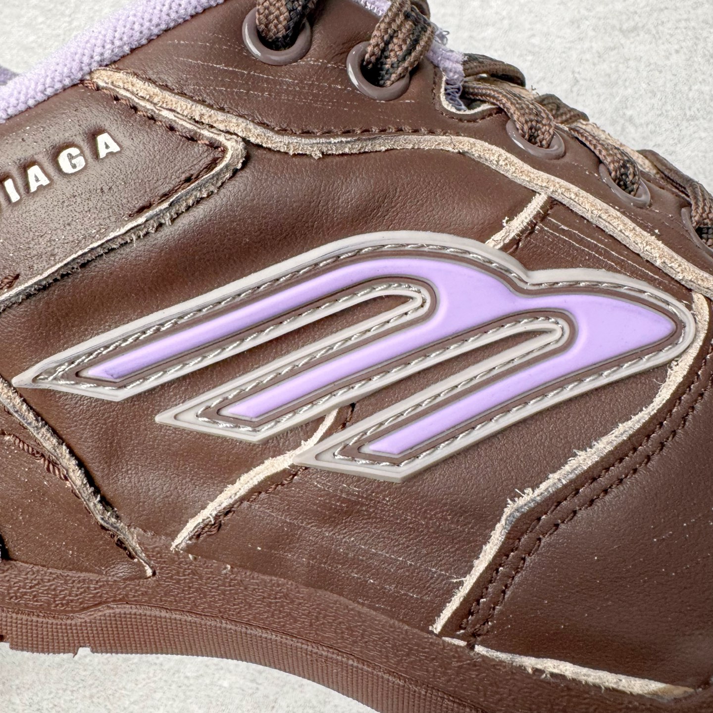 图片[13]-＃VG零售版 Balenciaga Hamptons Worn-Out 巴黎世家涤纶（聚酯纤维）牛皮革 圆头系带 低帮 生活休闲鞋板鞋 全套原纸板楦头开发 最原汁原味的灵魂版型 全鞋荧光划线卡点 胶水把控整洁度追求极致完美 每一双都是工艺品 多重QC质检 超越公司货的品控标准 实实在在的免检产品 原盒原配 正确字体电绣 粗细、位置、大小正确 侧边TPU 透气孔匹配意产原版 正确分离大底 TPU软底 原版一致大底LOGO 立体感十足 原厂皮料水洗做旧 采购原厂网纱 偏大一码 尺码：35 36 37 38 39 40 41 42 43 44 45 46-选品中心