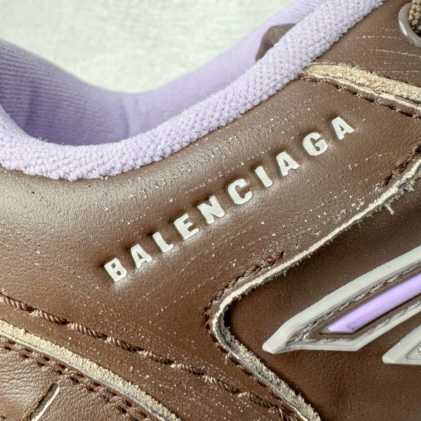 图片[14]-＃VG零售版 Balenciaga Hamptons Worn-Out 巴黎世家涤纶（聚酯纤维）牛皮革 圆头系带 低帮 生活休闲鞋板鞋 全套原纸板楦头开发 最原汁原味的灵魂版型 全鞋荧光划线卡点 胶水把控整洁度追求极致完美 每一双都是工艺品 多重QC质检 超越公司货的品控标准 实实在在的免检产品 原盒原配 正确字体电绣 粗细、位置、大小正确 侧边TPU 透气孔匹配意产原版 正确分离大底 TPU软底 原版一致大底LOGO 立体感十足 原厂皮料水洗做旧 采购原厂网纱 偏大一码 尺码：35 36 37 38 39 40 41 42 43 44 45 46-选品中心